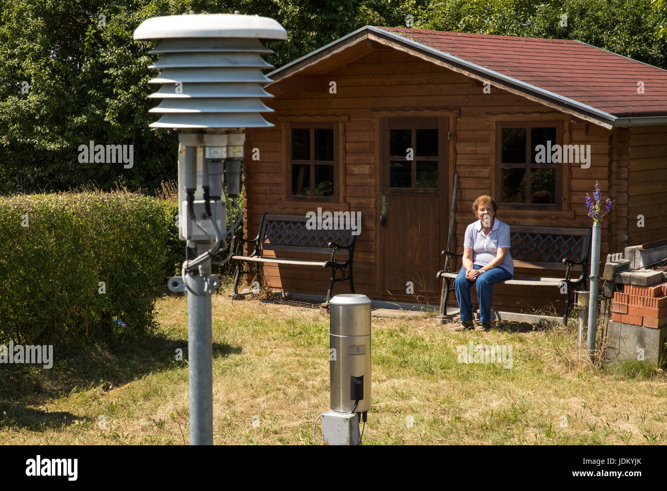 Kitzingen, Allemagne. 20 Juin, 2017. Magdalena Michelsen s'assied à un abri de jardin à côté d'une station de mesure du Service météorologique allemand (DWD) qui est situé dans sa propriété à Kitzingen, Allemagne, 20 juin 2017. Les 84 ans de la station de mesure du est l'un des quelque 500 dans toute l'Allemagne, qui suivre automatiquement les données sur les précipitations, la température et le vent. En 2015 le record de chaleur de 40,3 degrés Celsius - la valeur la plus élevée depuis le début des relevés météorologiques en 1881 - a été enregistré à deux reprises sa propriété. Michelsen Photo : Daniel Karmann/dpa/Alamy Live News Banque D'Images