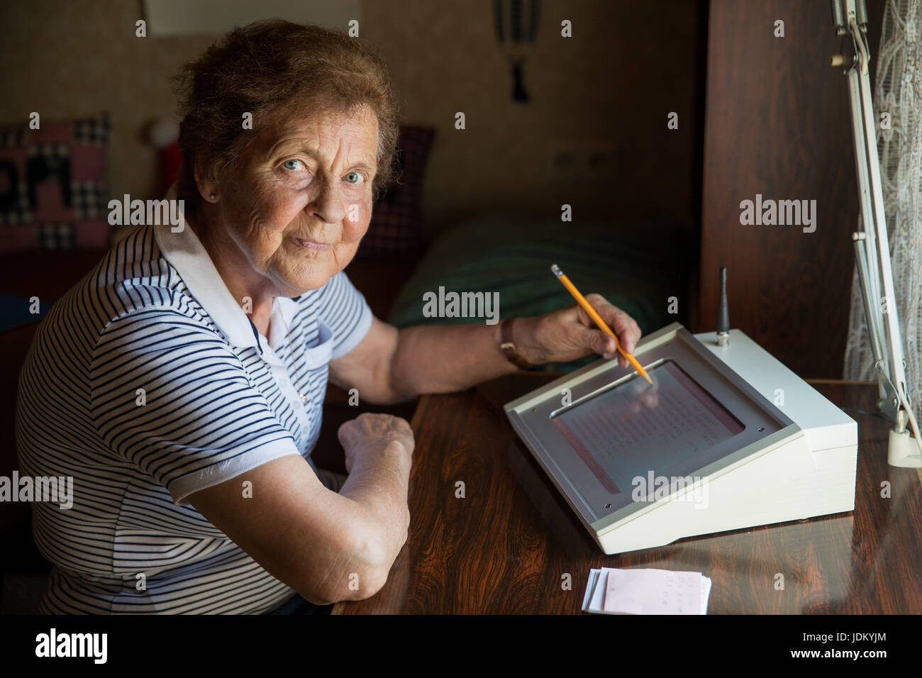 Kitzingen, Allemagne. 20 Juin, 2017. Magdalena Michelsen évalue dans sa maison les données d'un poste de mesure du Service météorologique allemand (DWD), qui est situé dans sa propriété à Kitzingen, Allemagne, 20 juin 2017. Les 84 ans de la station de mesure du est l'un des quelque 500 dans toute l'Allemagne, qui suivre automatiquement les données sur les précipitations, la température et le vent. En 2015 le record de chaleur de 40,3 degrés Celsius - la valeur la plus élevée depuis le début des relevés météorologiques en 1881 - a été enregistré à deux reprises la propriété Michelsen . Photo : Daniel Karmann/dpa/Alamy Live News Banque D'Images