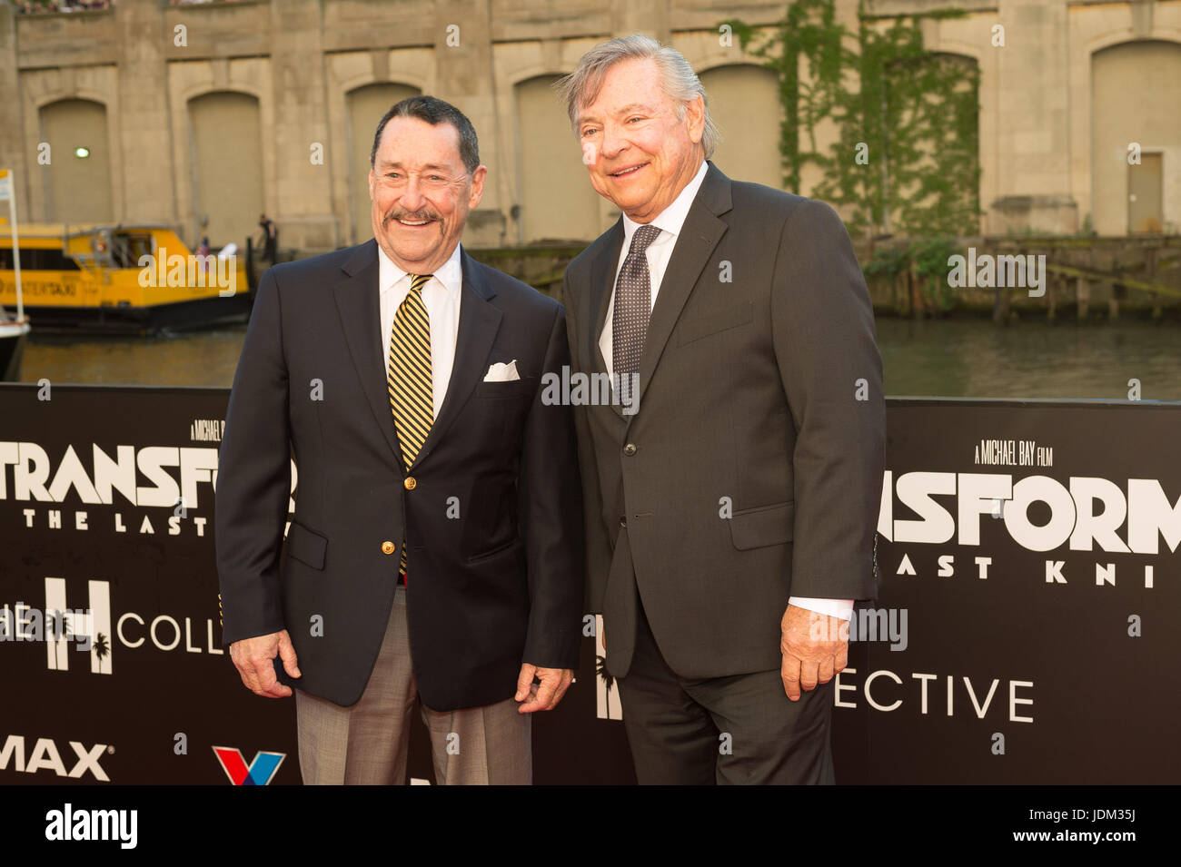 CHICAGO, IL - 20 juin : Voix d'acteurs Peter Cullen et Frank Welker lors de la Première américaine de Michael Bay, "Transformers : La dernière Knight' au Civic Opera House de Chicago, Illinois le 20 juin 2017 : Crédit : Cindy Barrymore/MediaPunch Banque D'Images