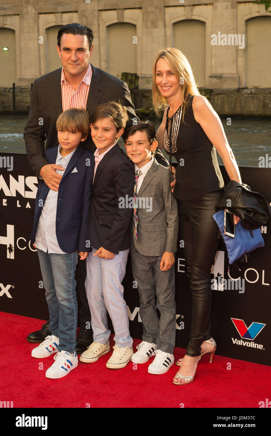 CHICAGO, IL - 20 juin : le producteur exécutif Mark Vahradian arrive avec sa famille à la Première américaine de Michael Bay, "Transformers : La dernière Knight' au Civic Opera House de Chicago, Illinois le 20 juin 2017 : Crédit : Cindy Barrymore/MediaPunch Banque D'Images