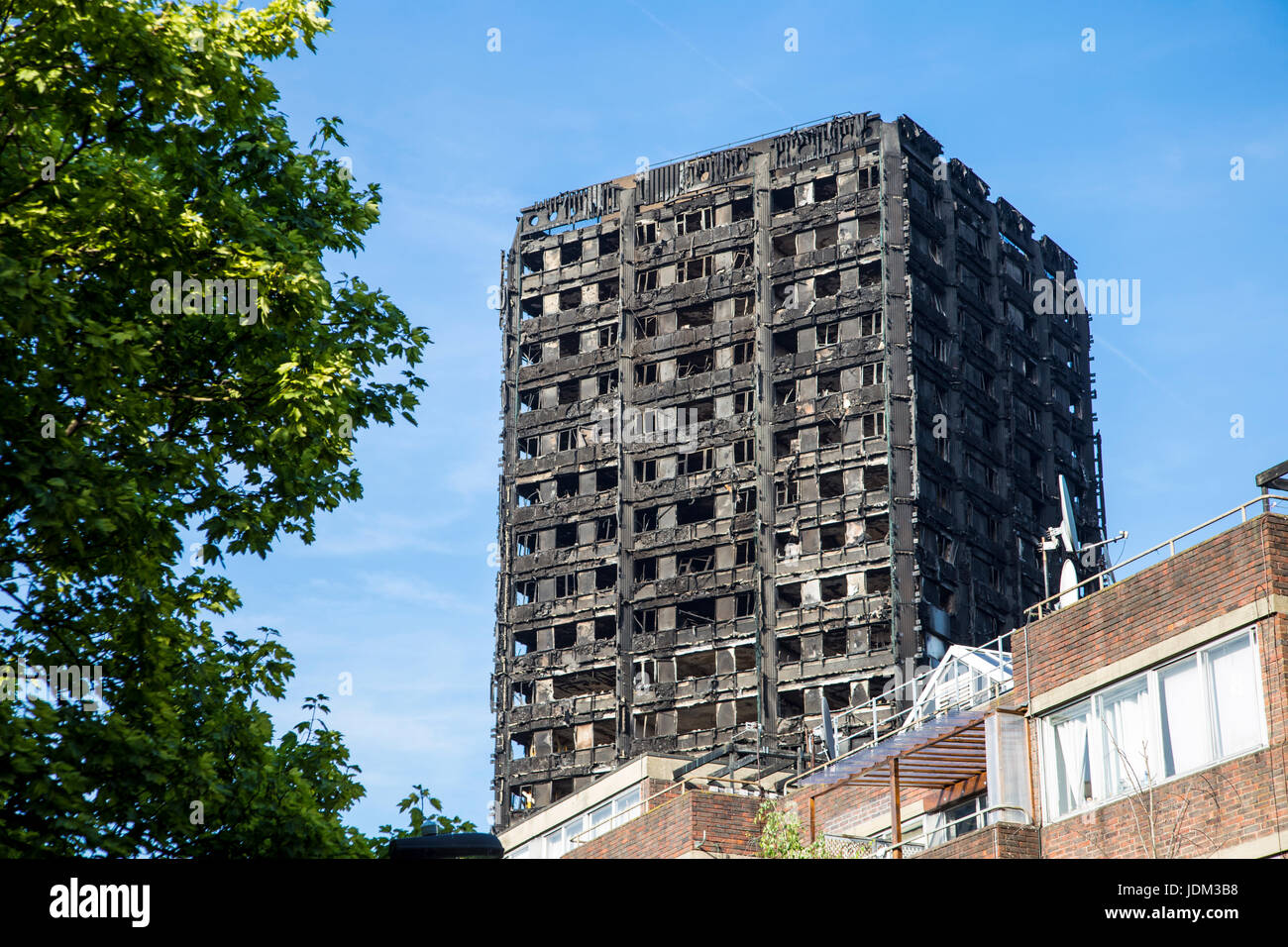 Londres, Royaume-Uni. 20 juin 2017 - Le 14 juin 2017, la Tour de Grenfell une tour haute de 24 étages de logements publics bloc appartements dans le nord de Kensington, l'ouest de Londres, l'Angleterre a été lourdement endommagé par un incendie, causant un grand nombre de victimes. Les gens sont venus déposer des fleurs et des hommages aux victimes qui ont perdu la vie dans l'incendie. Banque D'Images