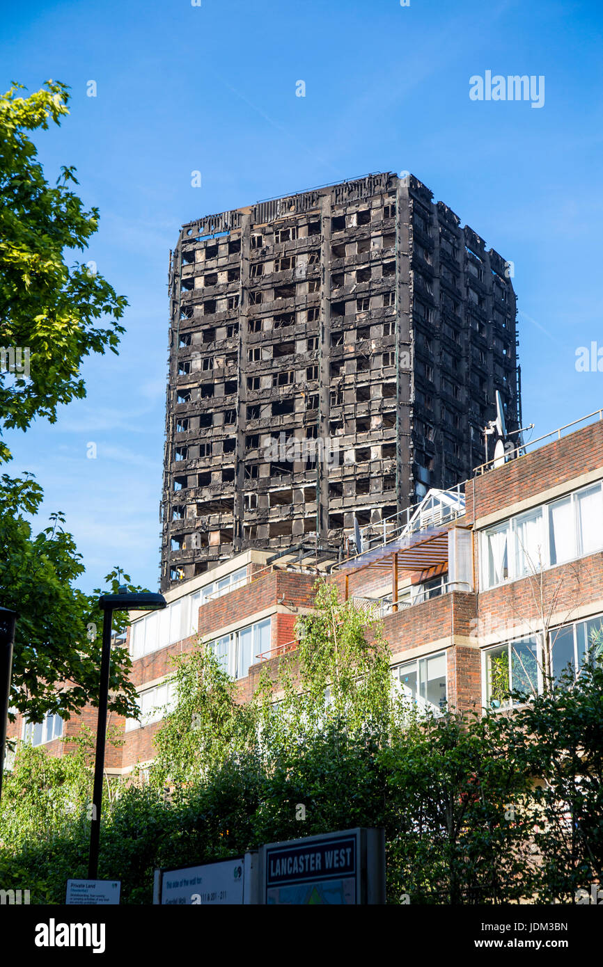 Londres, Royaume-Uni. 20 juin 2017 - Le 14 juin 2017, la Tour de Grenfell une tour haute de 24 étages de logements publics bloc appartements dans le nord de Kensington, l'ouest de Londres, l'Angleterre a été lourdement endommagé par un incendie, causant un grand nombre de victimes. Les gens sont venus déposer des fleurs et des hommages aux victimes qui ont perdu la vie dans l'incendie. Banque D'Images