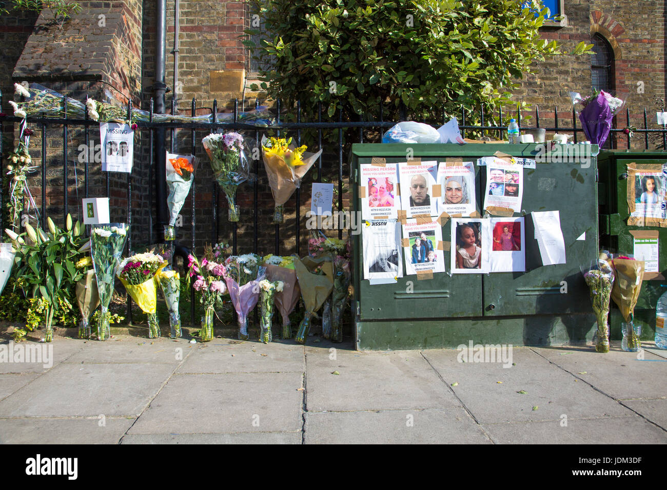 Londres, Royaume-Uni. 20 juin 2017 - Le 14 juin 2017, la Tour de Grenfell une tour haute de 24 étages de logements publics bloc appartements dans le nord de Kensington, l'ouest de Londres, l'Angleterre a été lourdement endommagé par un incendie, causant un grand nombre de victimes. Les gens sont venus déposer des fleurs et des hommages aux victimes qui ont perdu la vie dans l'incendie. Banque D'Images