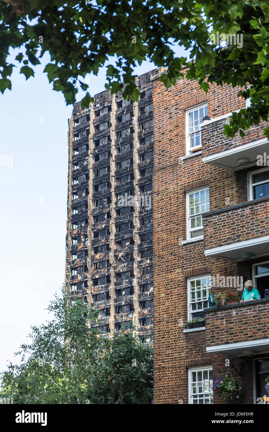 Londres, Royaume-Uni. 20 juin 2017 - Le 14 juin 2017, la Tour de Grenfell une tour haute de 24 étages de logements publics bloc appartements dans le nord de Kensington, l'ouest de Londres, l'Angleterre a été lourdement endommagé par un incendie, causant un grand nombre de victimes. Les gens sont venus déposer des fleurs et des hommages aux victimes qui ont perdu la vie dans l'incendie. Banque D'Images