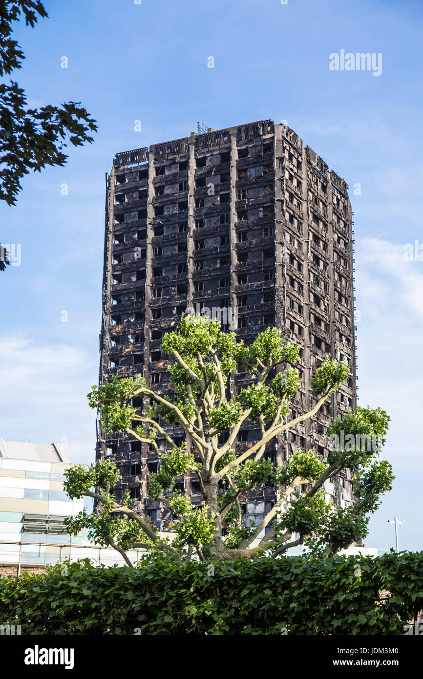 Londres, Royaume-Uni. 20 juin 2017 - Le 14 juin 2017, la Tour de Grenfell une tour haute de 24 étages de logements publics bloc appartements dans le nord de Kensington, l'ouest de Londres, l'Angleterre a été lourdement endommagé par un incendie, causant un grand nombre de victimes. Les gens sont venus déposer des fleurs et des hommages aux victimes qui ont perdu la vie dans l'incendie. Banque D'Images