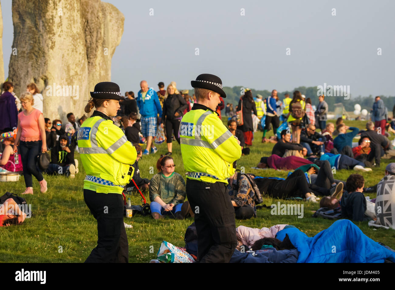 Patrouille de police à des célébrations du solstice d'été à Stonehenge, Wiltshire, Royaume-Uni UK Banque D'Images
