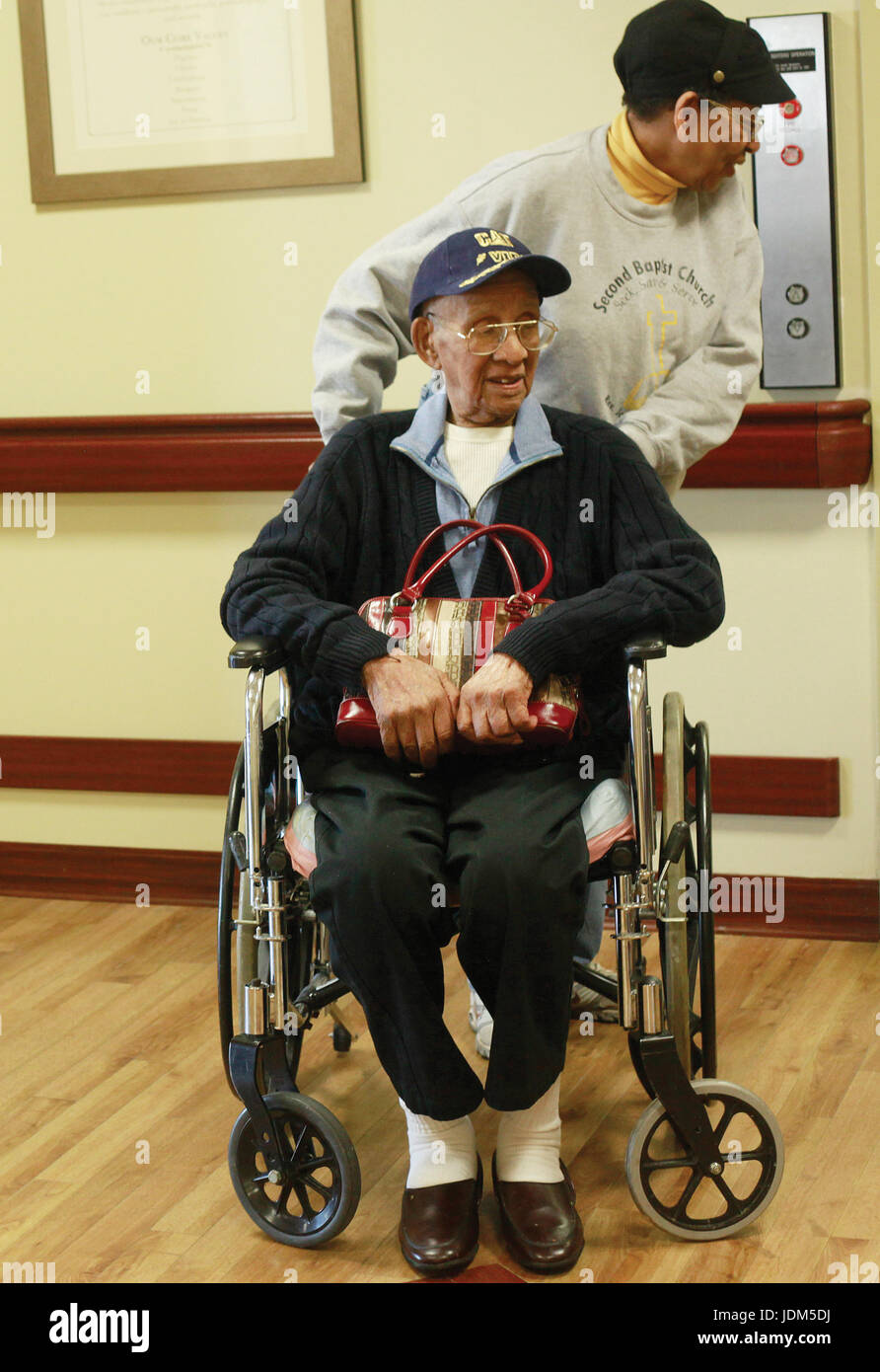 Rock Island, Iowa, États-Unis. Mar 16, 2011. Shelby Harris est prise dans sa chambre par sa gardienne principale, Ida Bland, à l'île de roche et de soins infirmiers au centre de réadaptation. En tournant de 110 ans le 31 mars, les résidents de longue date de l'île aux pierres est devenue l'une des rares personnes au monde à obtenir le titre de. supercentenaire Le Mardi, Mars 15, 2011. Credit : Quad-City Times/ZUMA/Alamy Fil Live News Banque D'Images