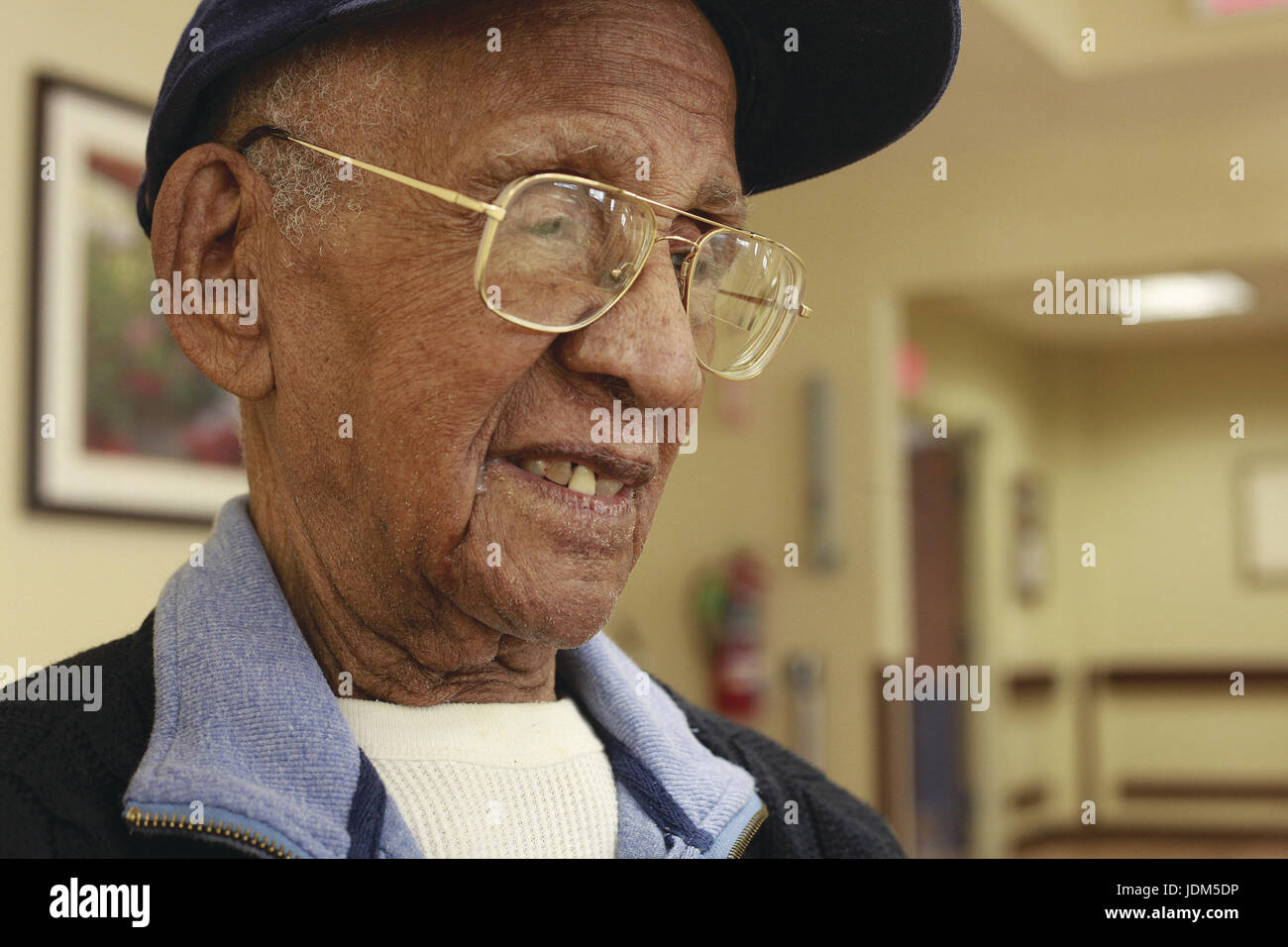 Rock Island, Iowa, États-Unis. Mar 16, 2011. Shelby Harris de Rock Island, qui a eu 110 ans le mois dernier, a de bons souvenirs de la croissance dans le sud de l'Indiana avant de passer à ce qui est maintenant le Quad-Cities à travailler dans une fonderie qui est devenu une partie de Deere & Co. : Crédit Reporter/Quad-City Times/ZUMA/Alamy Fil Live News Banque D'Images