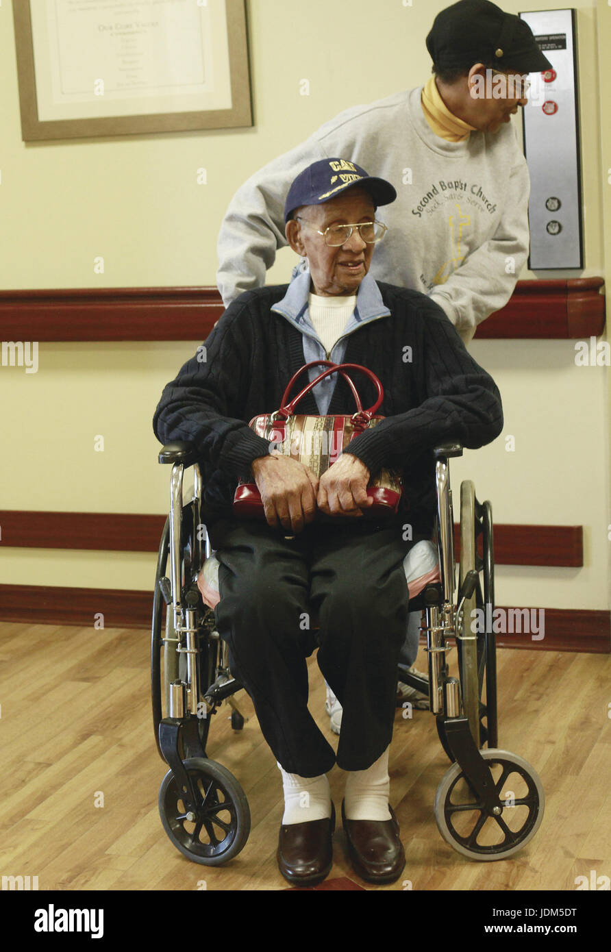 Rock Island, Iowa, États-Unis. Mar 16, 2011. Shelby Harris est prise dans sa chambre par sa gardienne principale, Ida Bland, à l'île de roche et de soins infirmiers au centre de réadaptation. En tournant de 110 ans le 31 mars, les résidents de longue date de l'île aux pierres est devenue l'une des rares personnes au monde à obtenir le titre de. supercentenaire Credit : Reporter/Quad-City Times/ZUMA/Alamy Fil Live News Banque D'Images