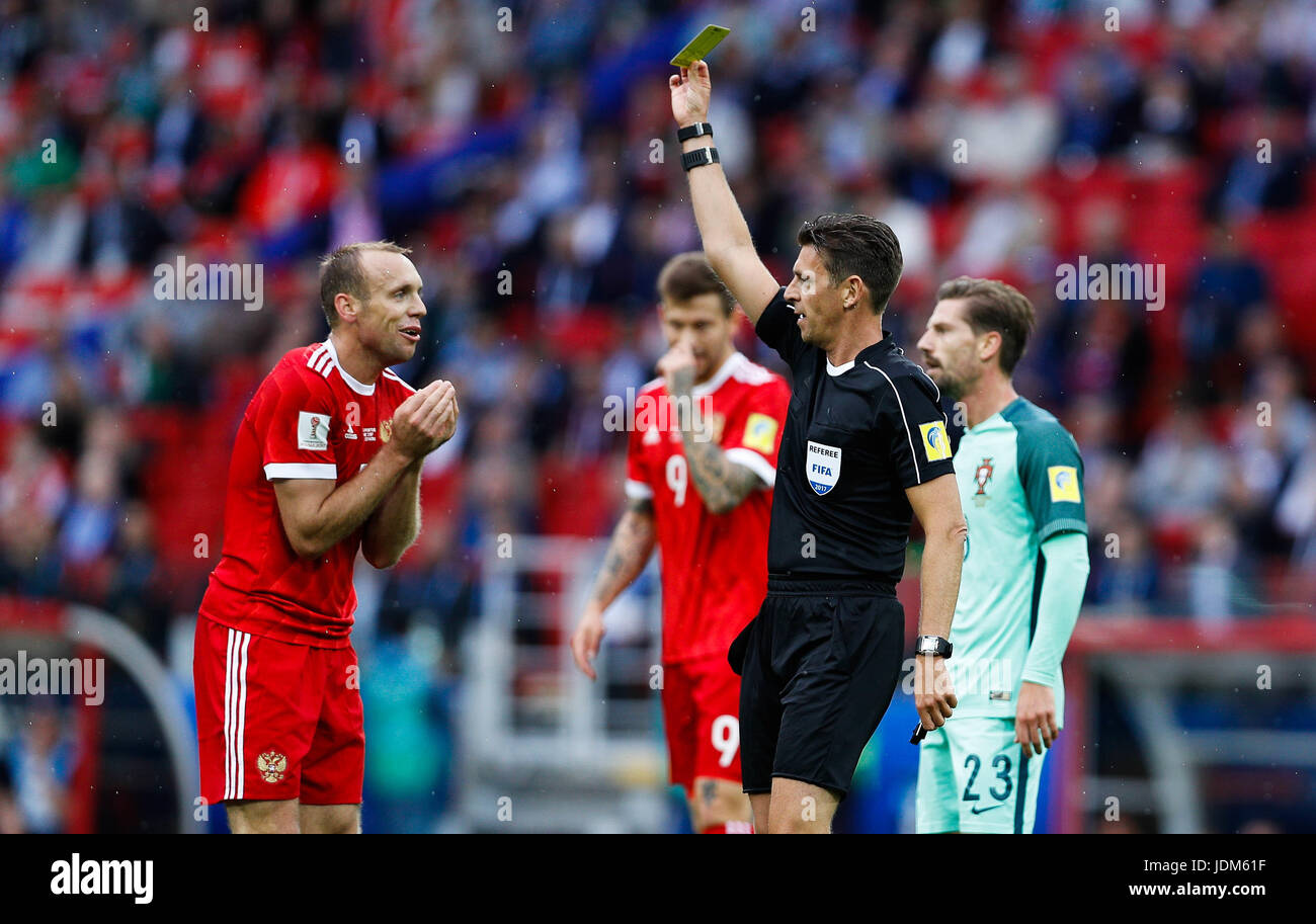 Moscou, Russie. Jun 21, 2017. La Russie Denis GLUSHAKOV reçoit un carton jaune lors d'Russia-Portugal match valide pour le deuxième tour de la Coupe 2017 Confedions sur le Mercredi (21), tenu à Spartak Stadium (Otkrytie Arena) à Moscou, Russie. Crédit : Foto Arena LTDA/Alamy Live News Banque D'Images