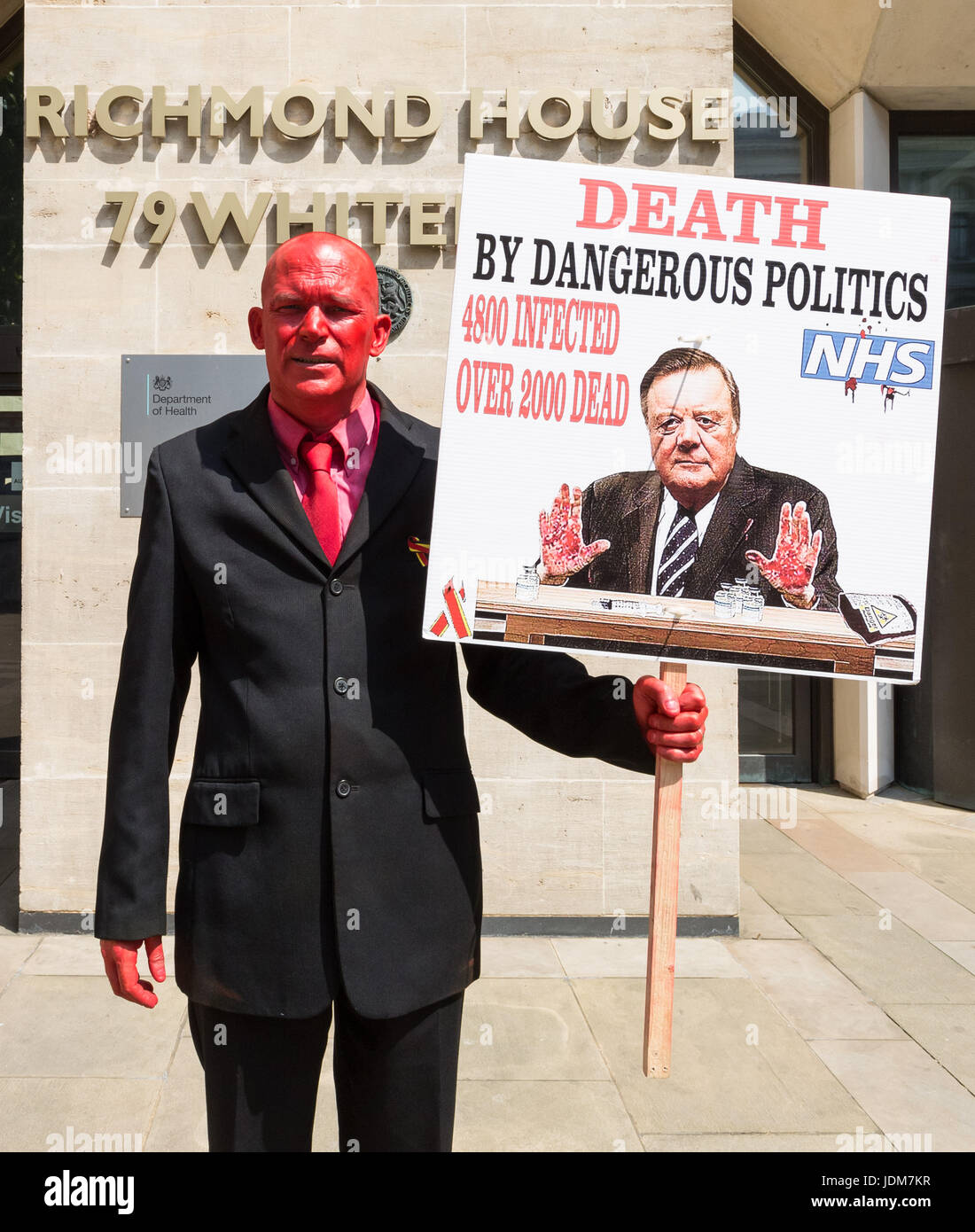 Londres, Royaume-Uni. 21 Juin, 2017. Tony Farrugia, peint en rouge sang, manifestations devant le ministère de la Santé à Richmond House dans Whitehall. Tony appelle à une loi complète à l'échelle BRITANNIQUE Enquête sur le scandale du facteur contaminés 8 & 9 Facteur de concentrés. Des milliers de personnes hémophiles ont été infectés par le VIH et l'hépatite à la suite de traitements du NHS dans les années 1970 et 1980. Mais leurs familles sont toujours à la recherche d'une enquête publique sur le scandale. © Guy Josse/Alamy Live News Banque D'Images