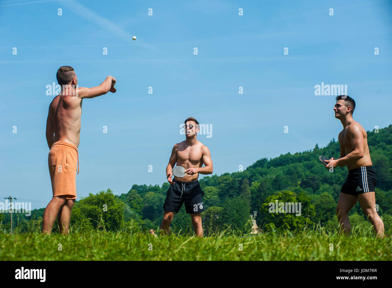 Baignoire, Claverton, Weier Warleigh. Jun 21, 2017. Météo britannique. Vague de chaleur en juin la plus chaude apporte depuis 40 ans, les gens affluent à Warleigh Weier pour vous rafraîchir. Un déversoir de 100 m de long dans un magnifique vallée de l'Avon. Pré, vieux ferry crossing étapes, s'étend de l'eau profond long. C'était une ambiance de fête à la place Credit : Chandra Prasad/Alamy Live News Banque D'Images