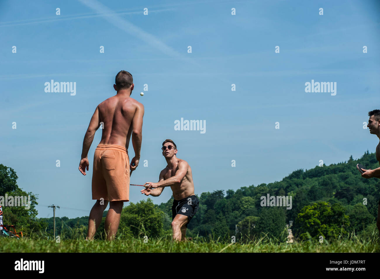 Baignoire, Claverton, Weier Warleigh. Jun 21, 2017. Météo britannique. Vague de chaleur en juin la plus chaude apporte depuis 40 ans, les gens affluent à Warleigh Weier pour vous rafraîchir. Un déversoir de 100 m de long dans un magnifique vallée de l'Avon. Pré, vieux ferry crossing étapes, s'étend de l'eau profond long. C'était une ambiance de fête à la place Credit : Chandra Prasad/Alamy Live News Banque D'Images