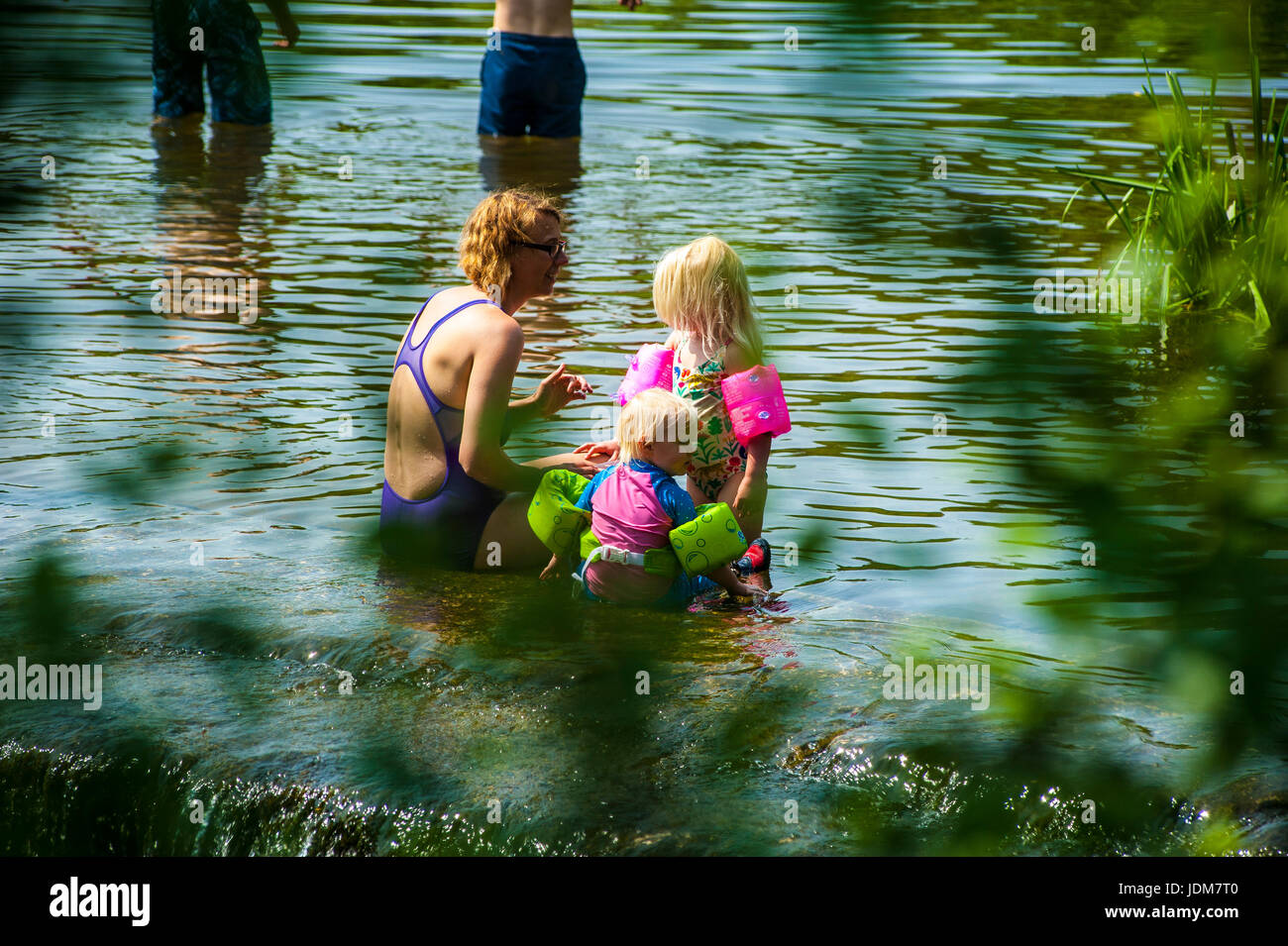 Baignoire, Claverton, Weier Warleigh. Jun 21, 2017. Météo britannique. Vague de chaleur en juin la plus chaude apporte depuis 40 ans, les gens affluent à Warleigh Weier pour vous rafraîchir. Un déversoir de 100 m de long dans un magnifique vallée de l'Avon. Pré, vieux ferry crossing étapes, s'étend de l'eau profond long. C'était une ambiance de fête à la place Credit : Chandra Prasad/Alamy Live News Banque D'Images