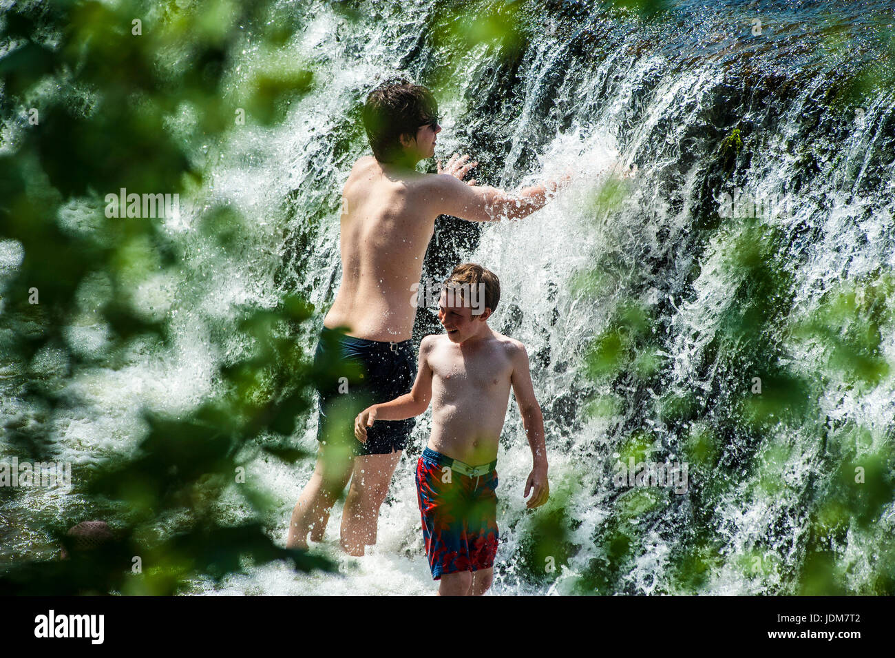 Baignoire, Claverton, Weier Warleigh. Jun 21, 2017. Météo britannique. Vague de chaleur en juin la plus chaude apporte depuis 40 ans, les gens affluent à Warleigh Weier pour vous rafraîchir. Un déversoir de 100 m de long dans un magnifique vallée de l'Avon. Pré, vieux ferry crossing étapes, s'étend de l'eau profond long. C'était une ambiance de fête à la place Credit : Chandra Prasad/Alamy Live News Banque D'Images