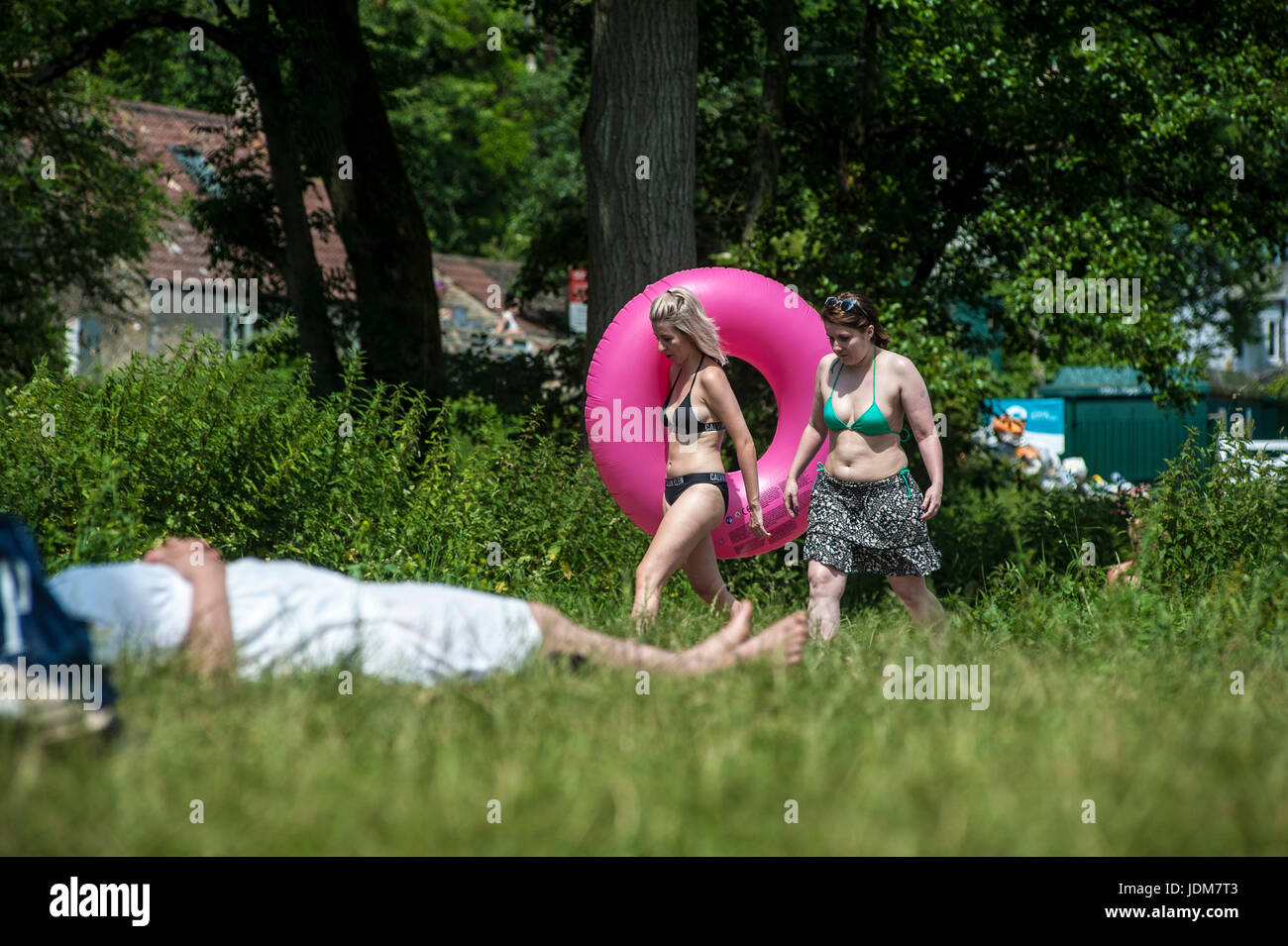 Baignoire, Claverton, Weier Warleigh. Jun 21, 2017. Météo britannique. Vague de chaleur en juin la plus chaude apporte depuis 40 ans, les gens affluent à Warleigh Weier pour vous rafraîchir. Un déversoir de 100 m de long dans un magnifique vallée de l'Avon. Pré, vieux ferry crossing étapes, s'étend de l'eau profond long. C'était une ambiance de fête à la place Credit : Chandra Prasad/Alamy Live News Banque D'Images