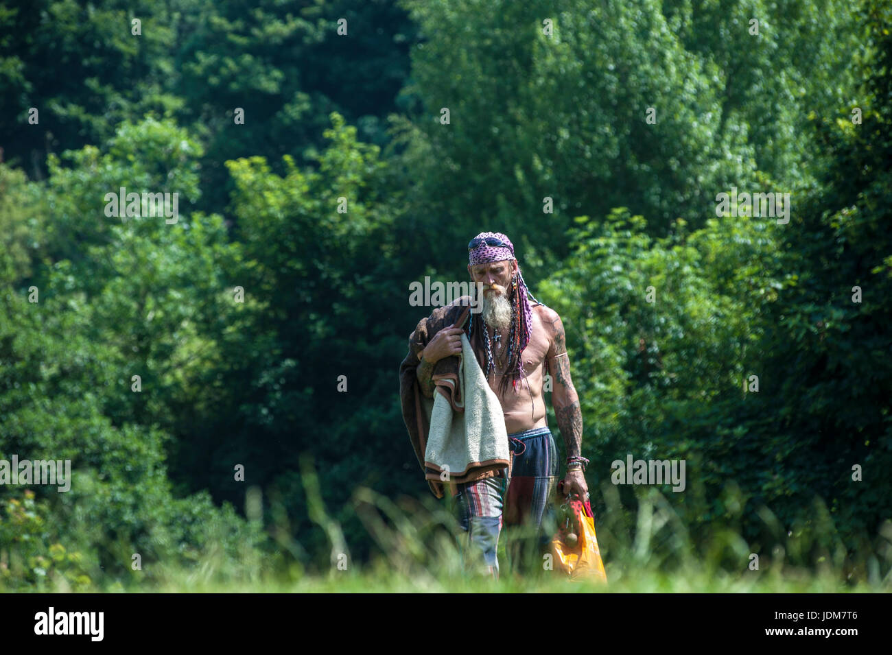 Baignoire, Claverton, Weier Warleigh. Jun 21, 2017. Météo britannique. Vague de chaleur en juin la plus chaude apporte depuis 40 ans, les gens affluent à Warleigh Weier pour vous rafraîchir. Un déversoir de 100 m de long dans un magnifique vallée de l'Avon. Pré, vieux ferry crossing étapes, s'étend de l'eau profond long. C'était une ambiance de fête à la place Credit : Chandra Prasad/Alamy Live News Banque D'Images