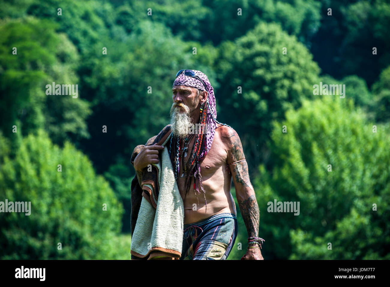 Baignoire, Claverton, Weier Warleigh. Jun 21, 2017. Météo britannique. Vague de chaleur en juin la plus chaude apporte depuis 40 ans, les gens affluent à Warleigh Weier pour vous rafraîchir. Un déversoir de 100 m de long dans un magnifique vallée de l'Avon. Pré, vieux ferry crossing étapes, s'étend de l'eau profond long. C'était une ambiance de fête à la place Credit : Chandra Prasad/Alamy Live News Banque D'Images