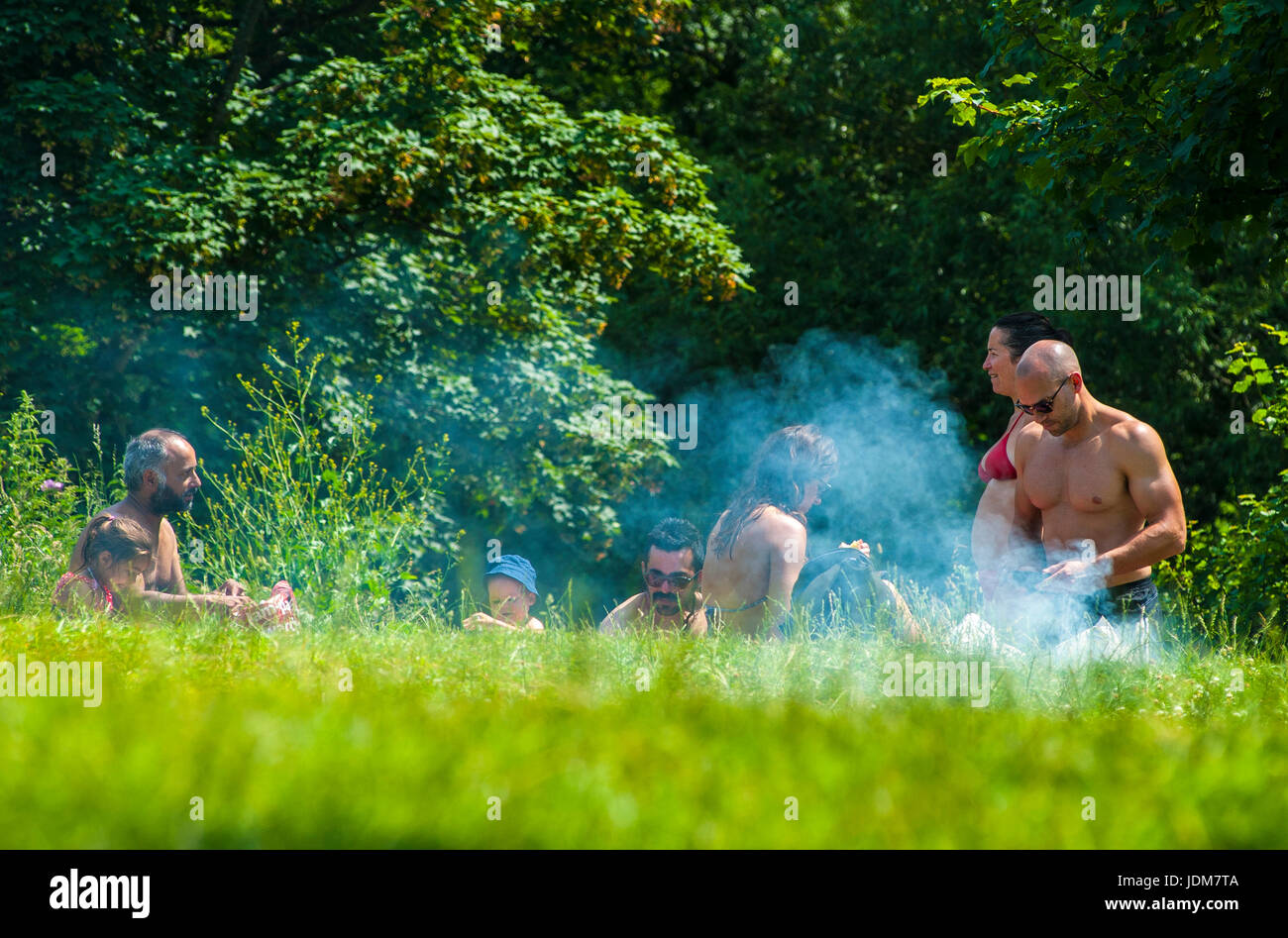 Baignoire, Claverton, Weier Warleigh. Jun 21, 2017. Météo britannique. Vague de chaleur en juin la plus chaude apporte depuis 40 ans, les gens affluent à Warleigh Weier pour vous rafraîchir. Un déversoir de 100 m de long dans un magnifique vallée de l'Avon. Pré, vieux ferry crossing étapes, s'étend de l'eau profond long. C'était une ambiance de fête à la place Credit : Chandra Prasad/Alamy Live News Banque D'Images