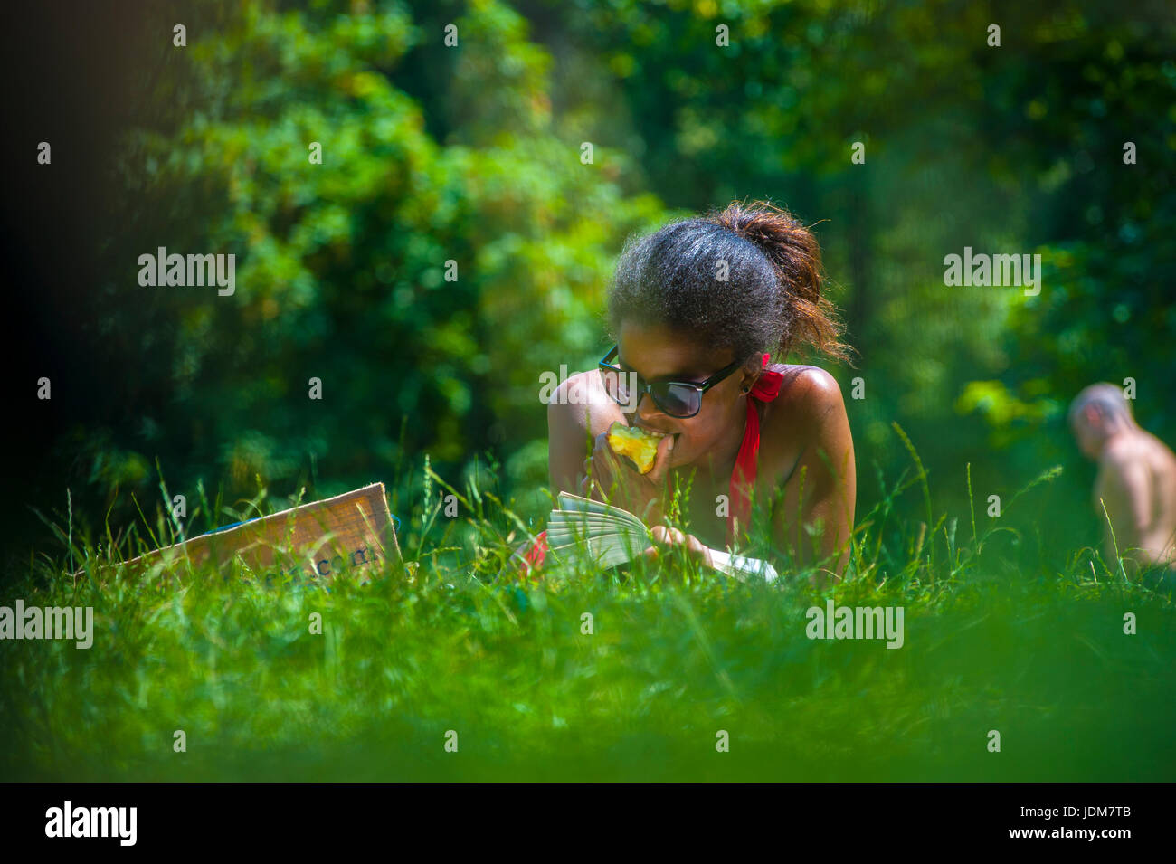 Baignoire, Claverton, Weier Warleigh. Jun 21, 2017. Météo britannique. Vague de chaleur en juin la plus chaude apporte depuis 40 ans, les gens affluent à Warleigh Weier pour vous rafraîchir. Un déversoir de 100 m de long dans un magnifique vallée de l'Avon. Pré, vieux ferry crossing étapes, s'étend de l'eau profond long. C'était une ambiance de fête à la place Credit : Chandra Prasad/Alamy Live News Banque D'Images