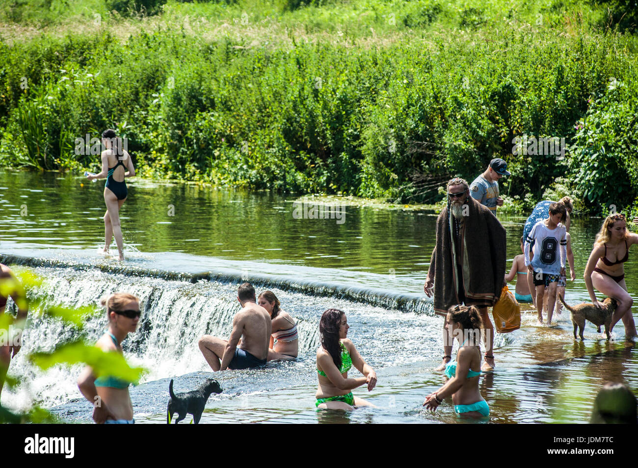 Baignoire, Claverton, Weier Warleigh. Jun 21, 2017. Météo britannique. Vague de chaleur en juin la plus chaude apporte depuis 40 ans, les gens affluent à Warleigh Weier pour vous rafraîchir. Un déversoir de 100 m de long dans un magnifique vallée de l'Avon. Pré, vieux ferry crossing étapes, s'étend de l'eau profond long. C'était une ambiance de fête à la place Credit : Chandra Prasad/Alamy Live News Banque D'Images