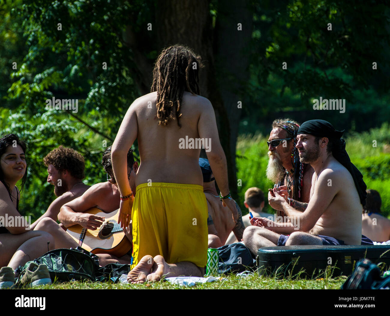 Baignoire, Claverton, Weier Warleigh. Jun 21, 2017. Météo britannique. Vague de chaleur en juin la plus chaude apporte depuis 40 ans, les gens affluent à Warleigh Weier pour vous rafraîchir. Un déversoir de 100 m de long dans un magnifique vallée de l'Avon. Pré, vieux ferry crossing étapes, s'étend de l'eau profond long. C'était une ambiance de fête à la place Credit : Chandra Prasad/Alamy Live News Banque D'Images