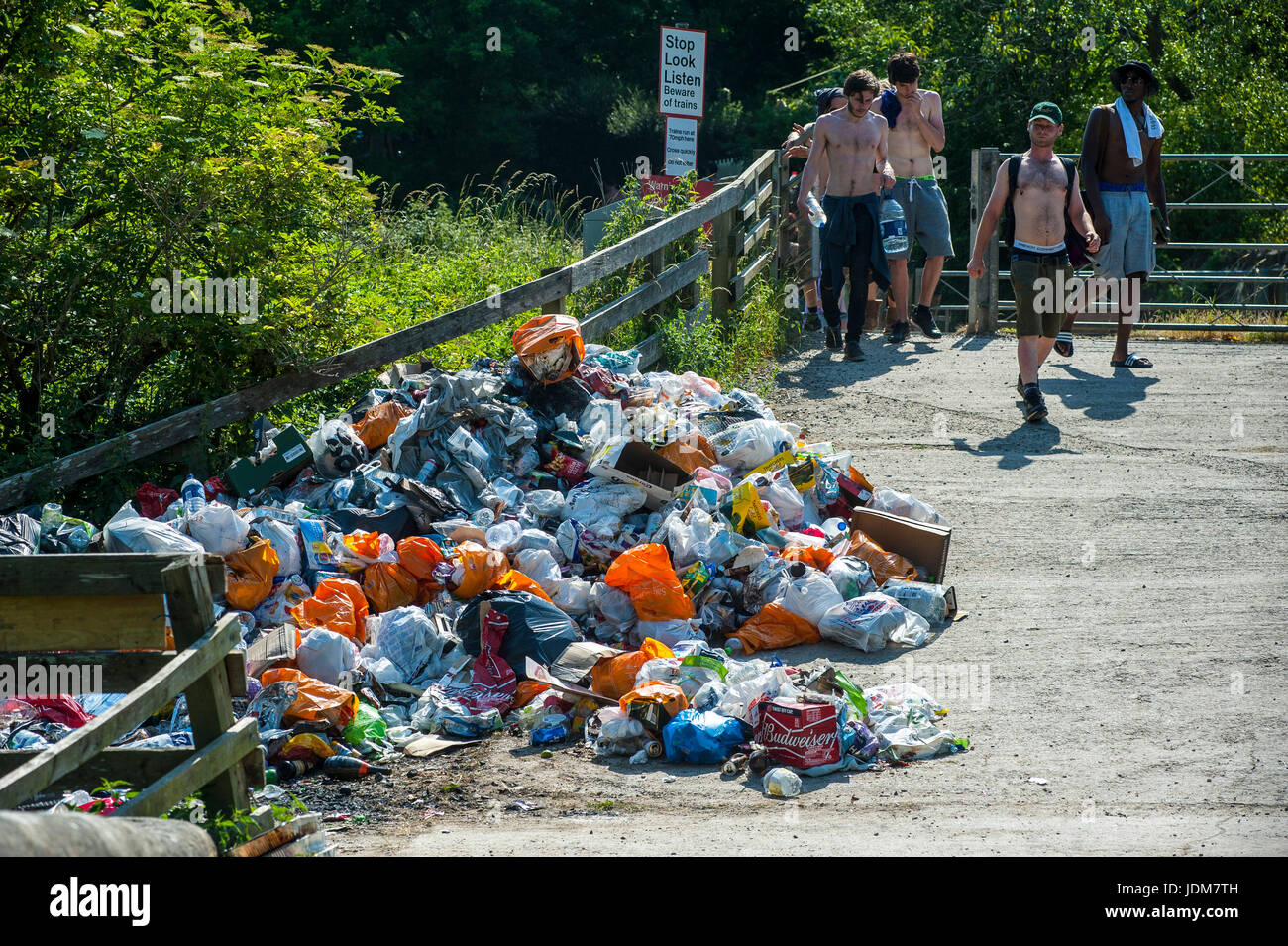 Baignoire, Claverton, Weier Warleigh. Jun 21, 2017. Météo britannique. Les ordures laissées par les membres du public. Vague de chaleur en juin la plus chaude apporte depuis 40 ans, les gens affluent à Warleigh Weier pour vous rafraîchir. Un déversoir de 100 m de long dans un magnifique vallée de l'Avon. Pré, vieux ferry crossing étapes, s'étend de l'eau profond long. C'était une ambiance de fête à la place Credit : Chandra Prasad/Alamy Live News Banque D'Images