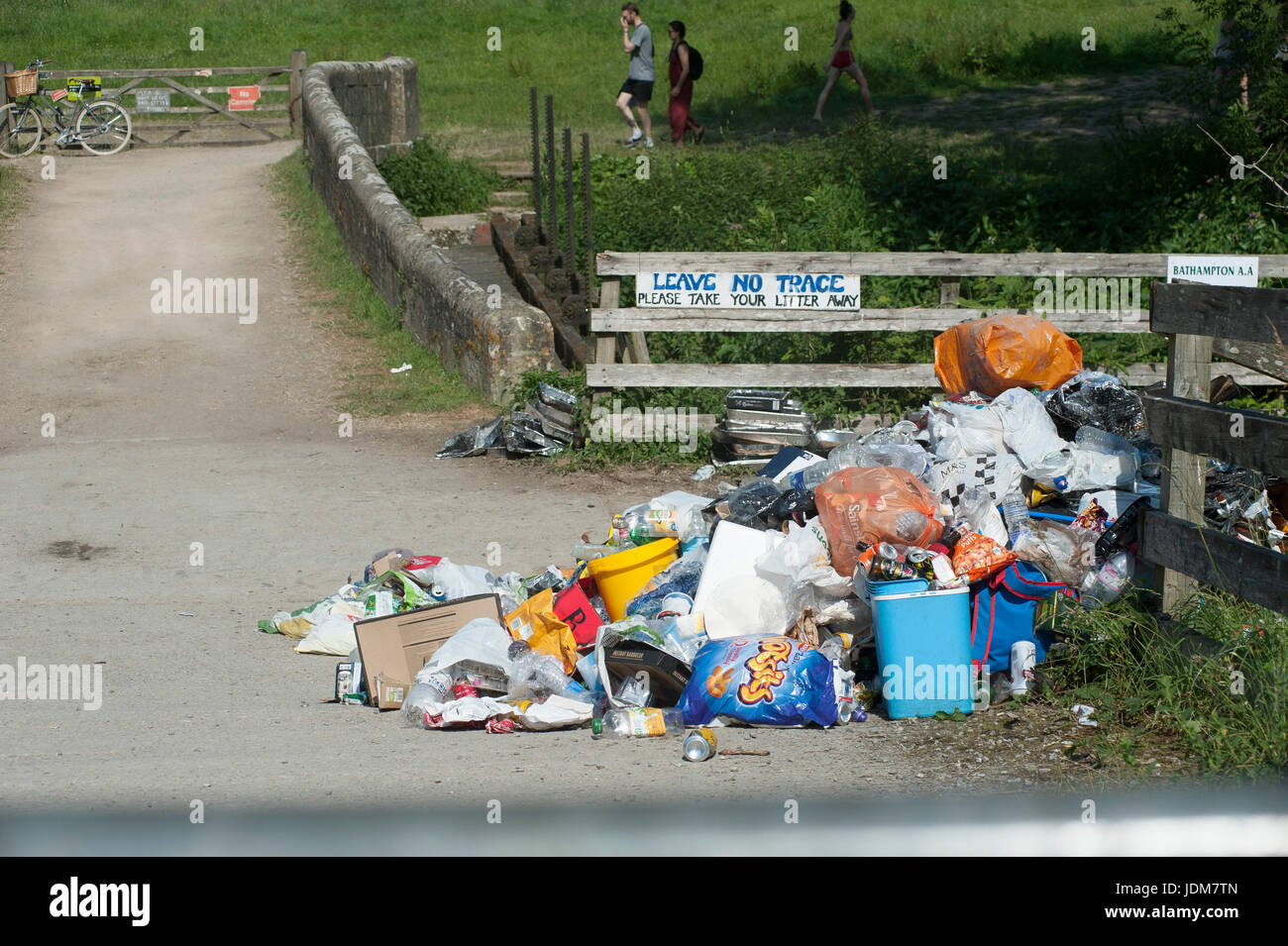 Baignoire, Claverton, Weier Warleigh. Jun 21, 2017. Météo britannique. Les ordures laissées par les membres du public. Vague de chaleur en juin la plus chaude apporte depuis 40 ans, les gens affluent à Warleigh Weier pour vous rafraîchir. Un déversoir de 100 m de long dans un magnifique vallée de l'Avon. Pré, vieux ferry crossing étapes, s'étend de l'eau profond long. C'était une ambiance de fête à la place Credit : Chandra Prasad/Alamy Live News Banque D'Images