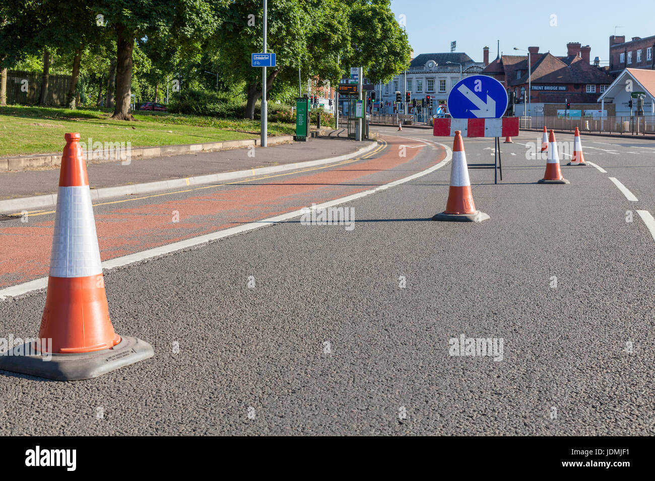 Fermeture de voie temporaire. Gardez la droite panneau routier et cônes de circulation sur route, de bloquer une voie, Lancashire, England, UK Banque D'Images