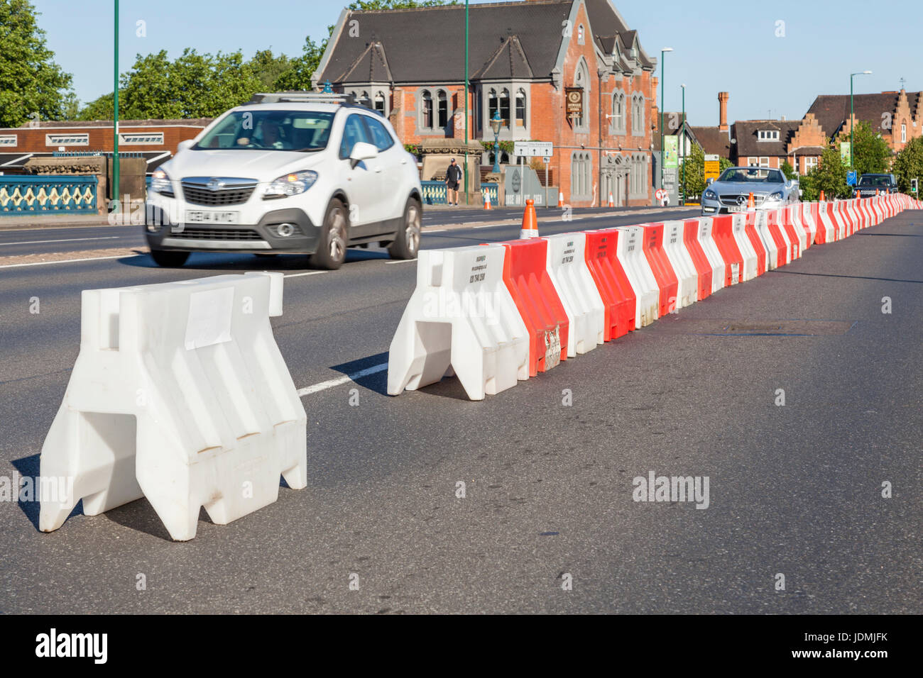 Fermeture de voie routière temporaire en rouge et blanc de la circulation d'articles barrière formant une longue barrière, Nottingham, England, UK Banque D'Images