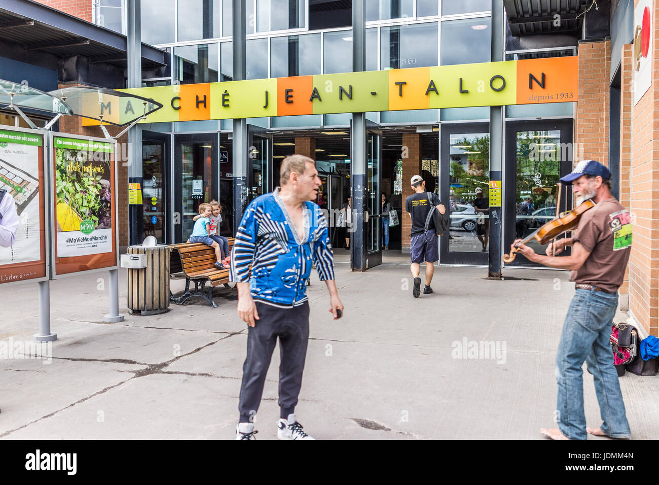 Montréal, Canada - le 27 mai 2017 : Marché Jean Talon et signe avec l'entrée de personnes dans la petite Italie dans le quartier city dans la région du Québec Banque D'Images