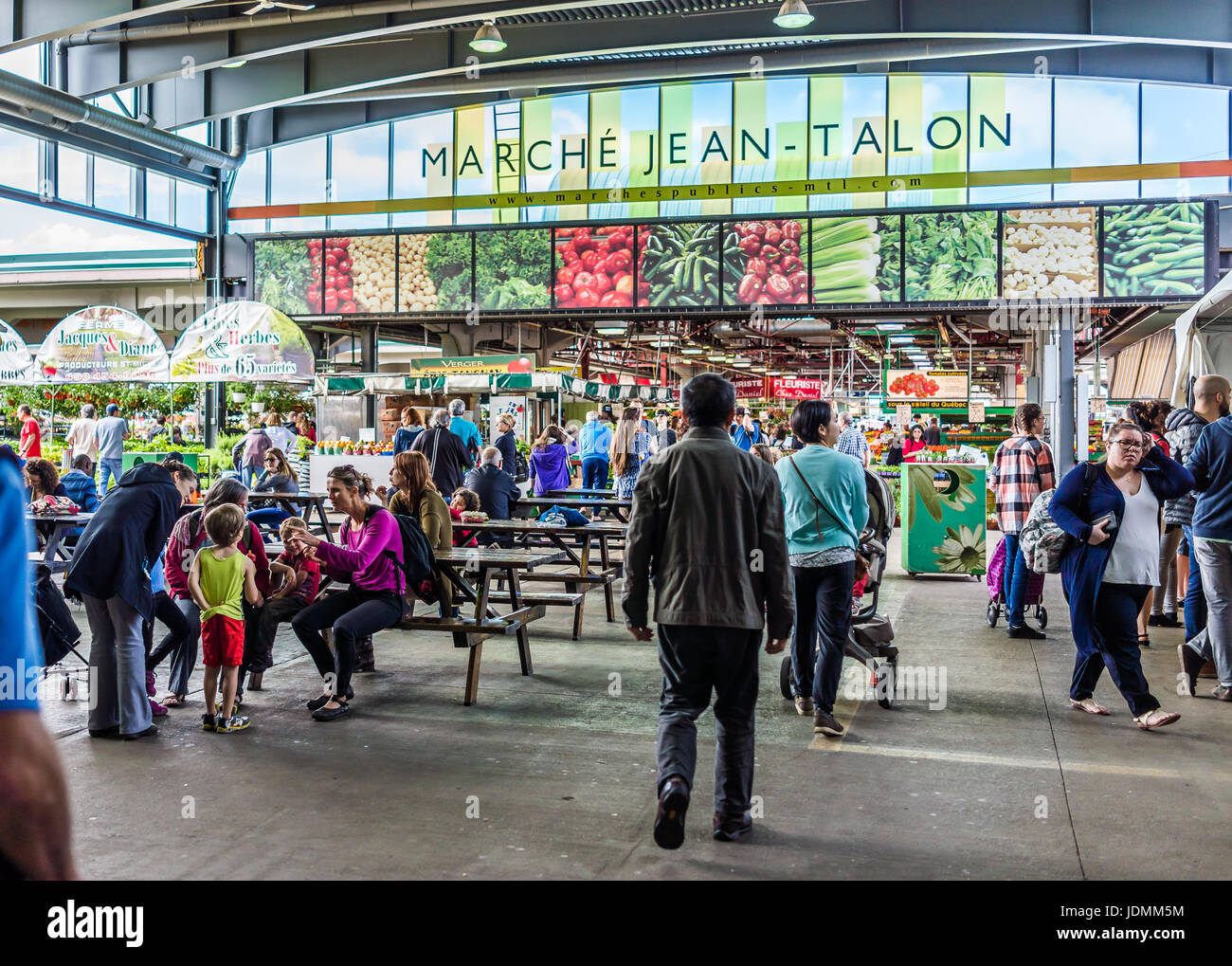 Montréal, Canada - le 27 mai 2017 : Marché Jean Talon et signe avec l'entrée de personnes dans la petite Italie dans le quartier city dans la région du Québec Banque D'Images