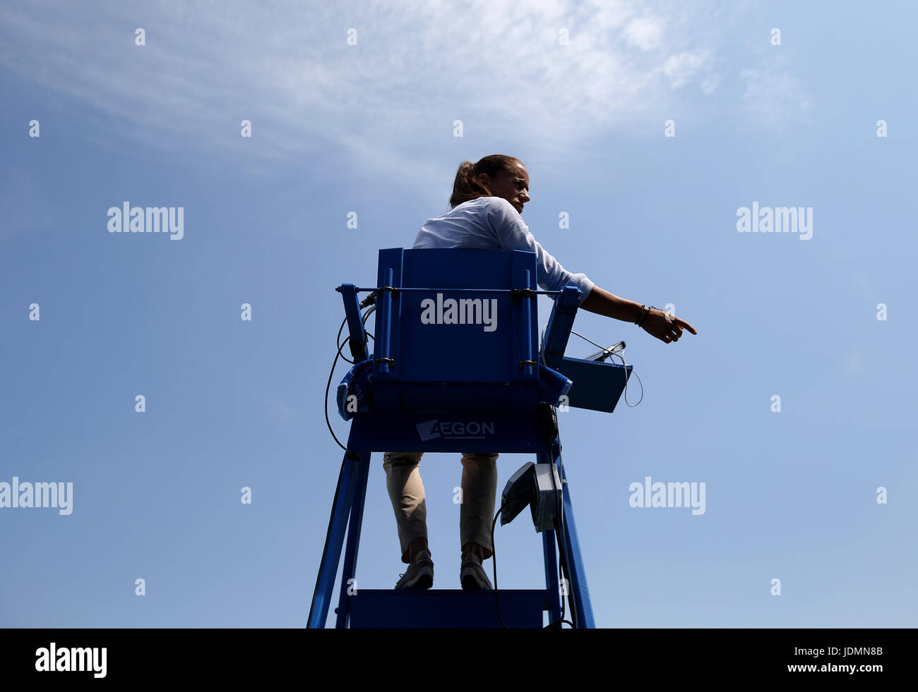 Vue générale d'un arbitre pendant la deuxième journée des Championnats AEGON 2017 au Queen's Club, Londres. APPUYEZ SUR ASSOCIATION photo. Date de la photo: Mardi 20 juin 2017. Voir PA Story TENNIS Queens. Le crédit photo devrait se lire: Steven Paston/PA Wire. Banque D'Images