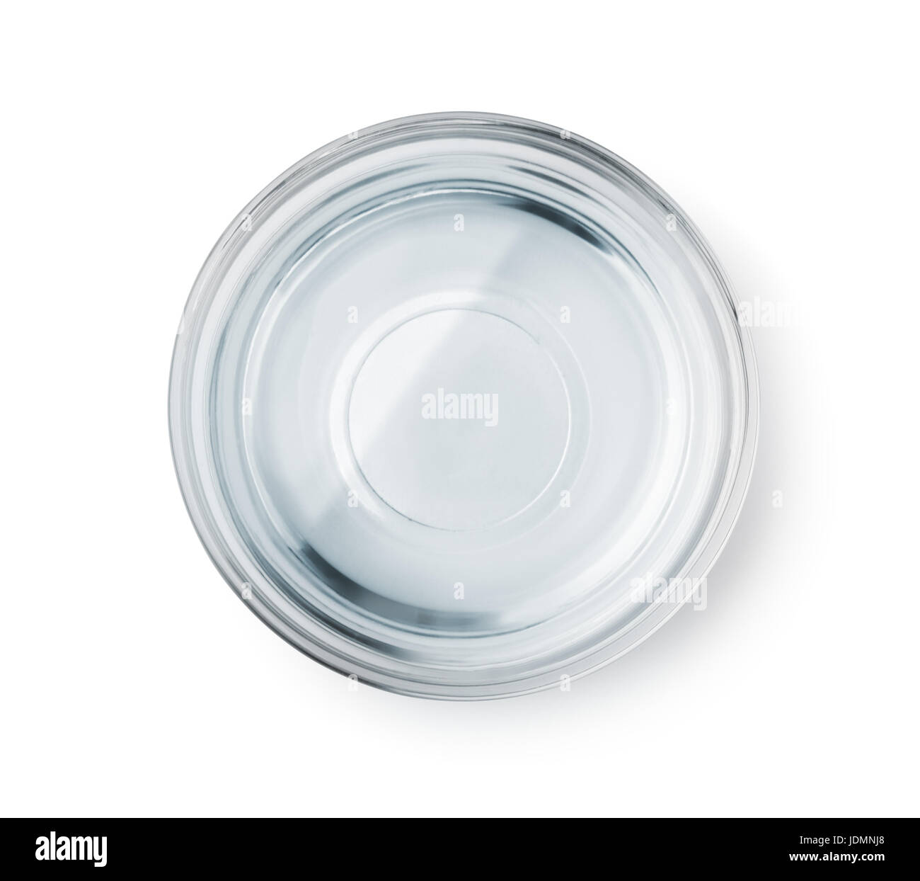 Vue de dessus du bol en verre à l'eau claire isolated on white Banque D'Images