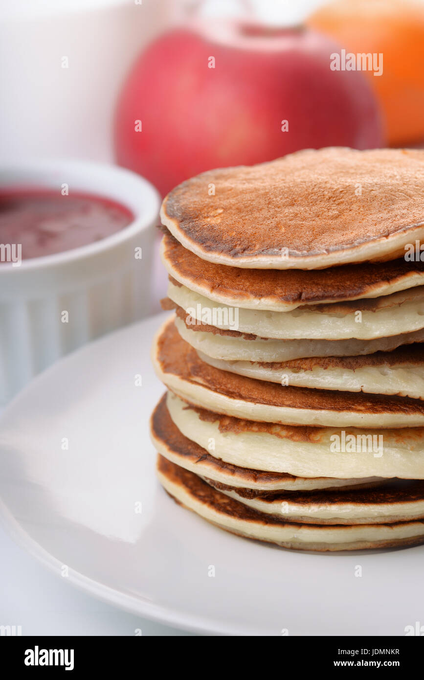 Pile de crêpes fraîches avec des fruits et de la confiture Banque D'Images