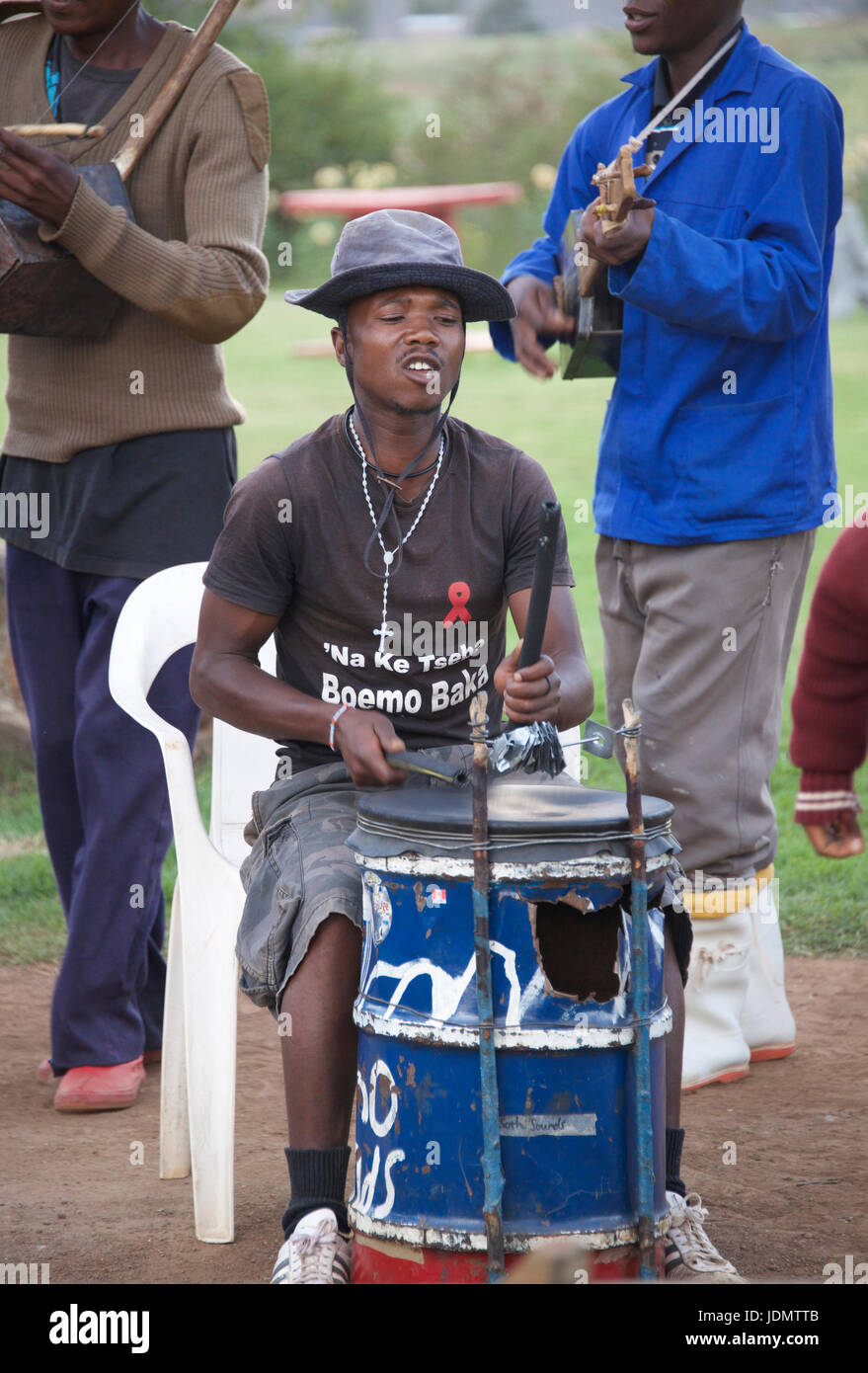 Batteur de groupe jouant du tambour de fortune sur Malealea Manzini District Lesotho Afrique du Sud Banque D'Images