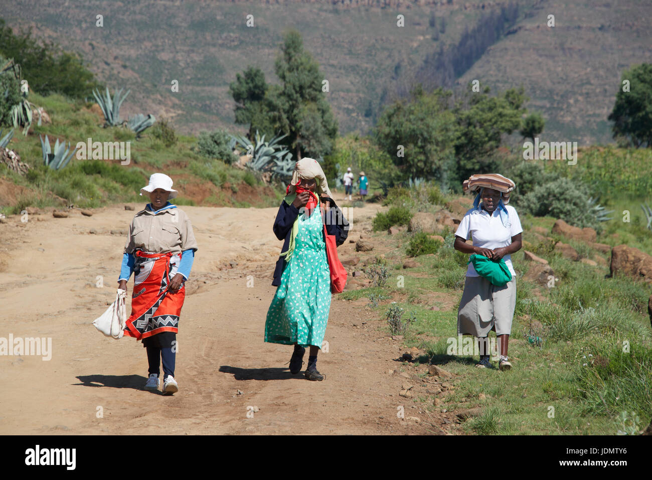 Trois femmes colorés marche sur route Malealea Manzini District Lesotho Afrique du Sud Banque D'Images