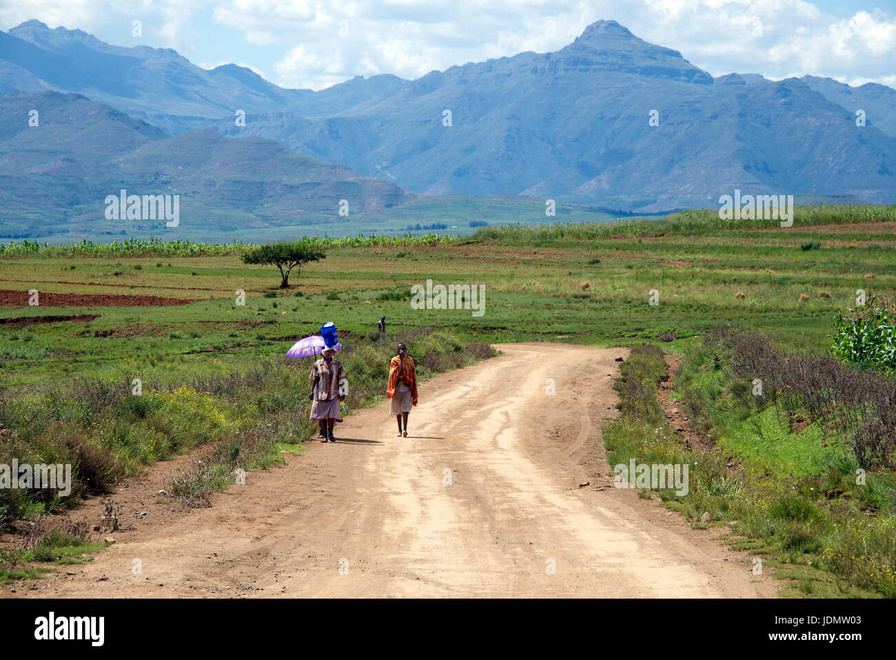Les femmes sur chemin de terre Malealea Manzini District Lesotho Afrique du Sud Banque D'Images