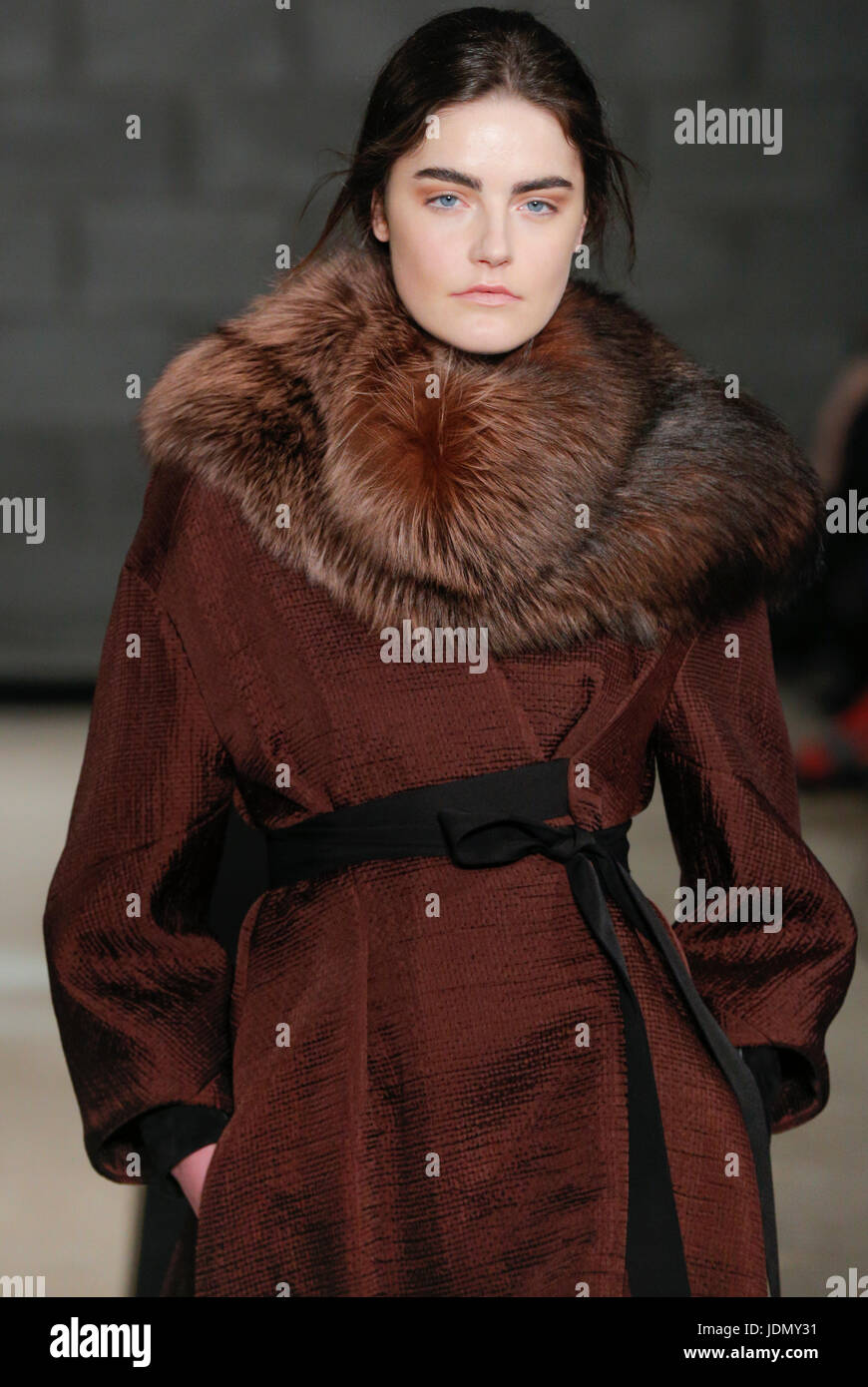 Amanda Wakeley AW16 catwalk au London Fashion Week. Balades dans des modèles d'espace d'un défilé de mode britannique lieu principal Conseil Soho Brewer Banque D'Images