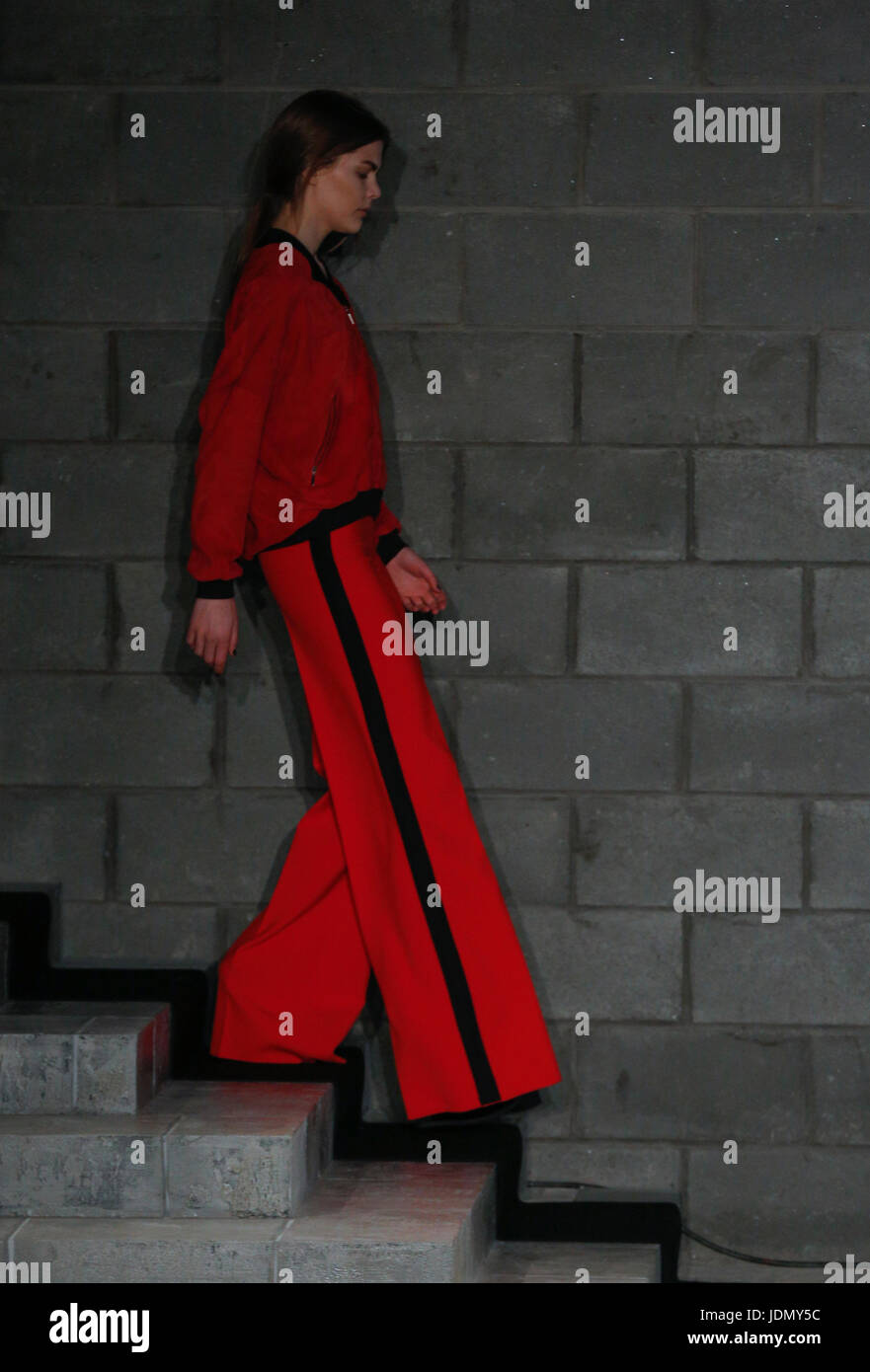 Amanda Wakeley AW16 catwalk au London Fashion Week. Balades dans des modèles d'espace d'un défilé de mode britannique lieu principal Conseil Soho Brewer Banque D'Images
