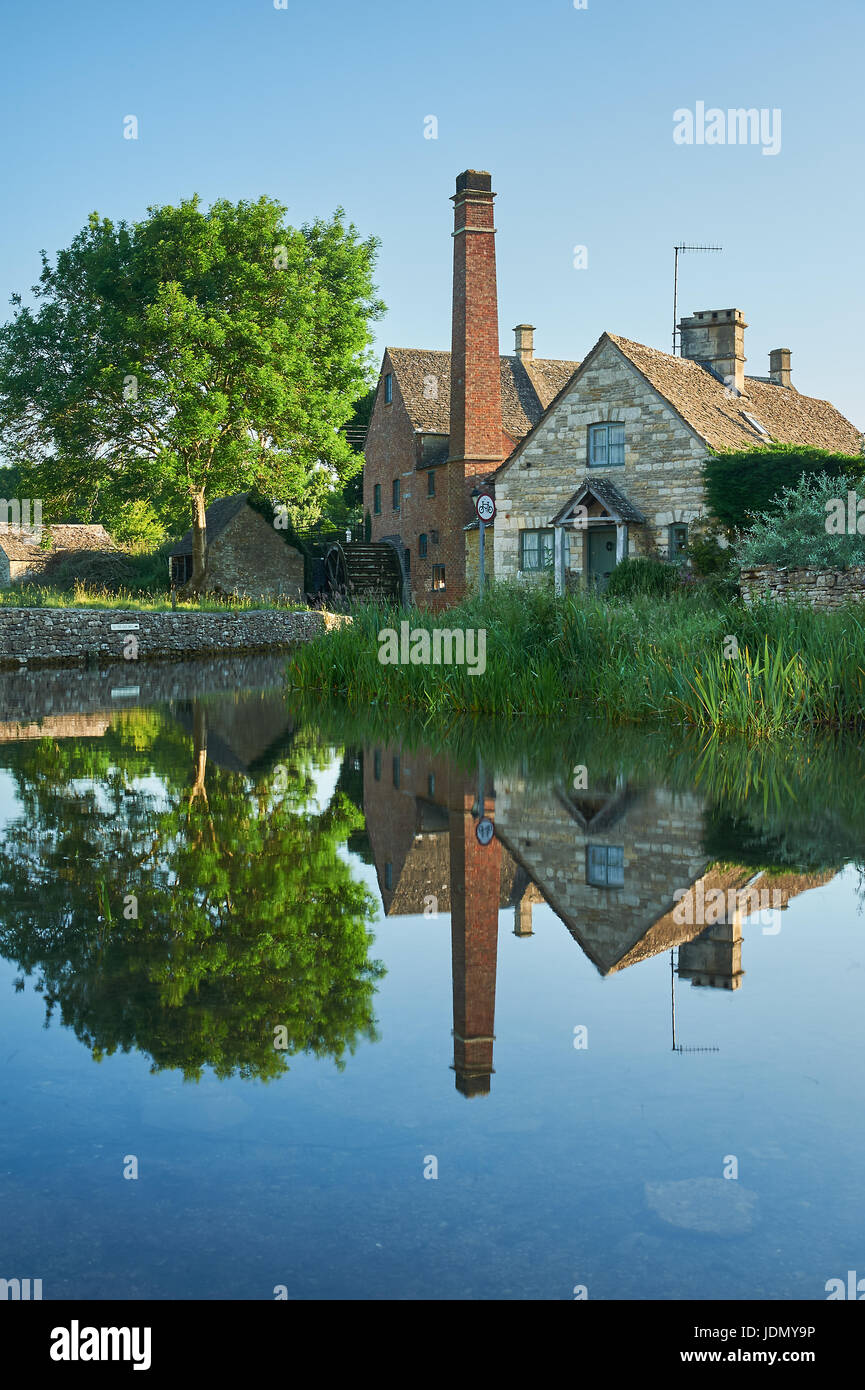 Lower Slaughter et la rivière Œil dans les Cotswolds, Gloucestershire Banque D'Images