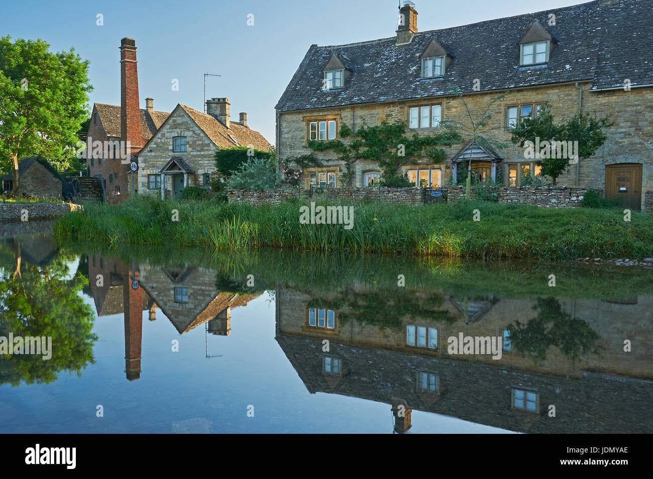 Lower Slaughter et la rivière Œil dans les Cotswolds, Gloucestershire Banque D'Images