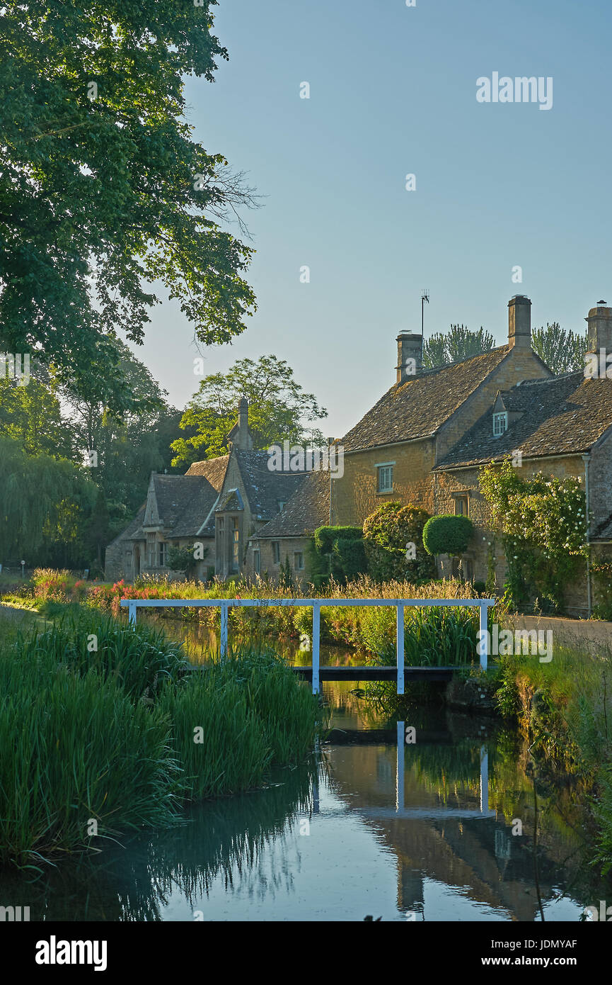 Lower Slaughter et la rivière Œil dans les Cotswolds, Gloucestershire Banque D'Images