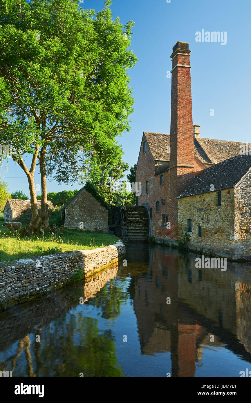 Moulin à eau sur la rivière Eye dans le pittoresque village de Cotswold de Lower Slaughter, Gloucestershire. Banque D'Images