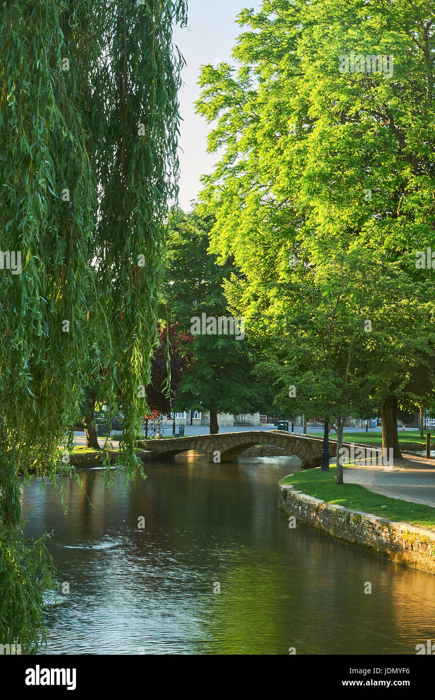 Un matin d'été et les petites passerelles en pierre sur la rivière Windrush dans le pittoresque village de Cotswold Bourton On The Water, Gloucestershire Banque D'Images