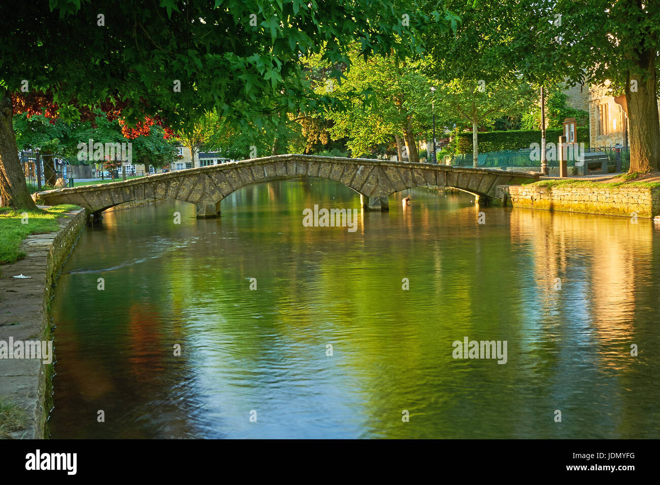 Un matin d'été et les petites passerelles en pierre sur la rivière Windrush dans le pittoresque village de Cotswold Bourton On The Water, Gloucestershire Banque D'Images