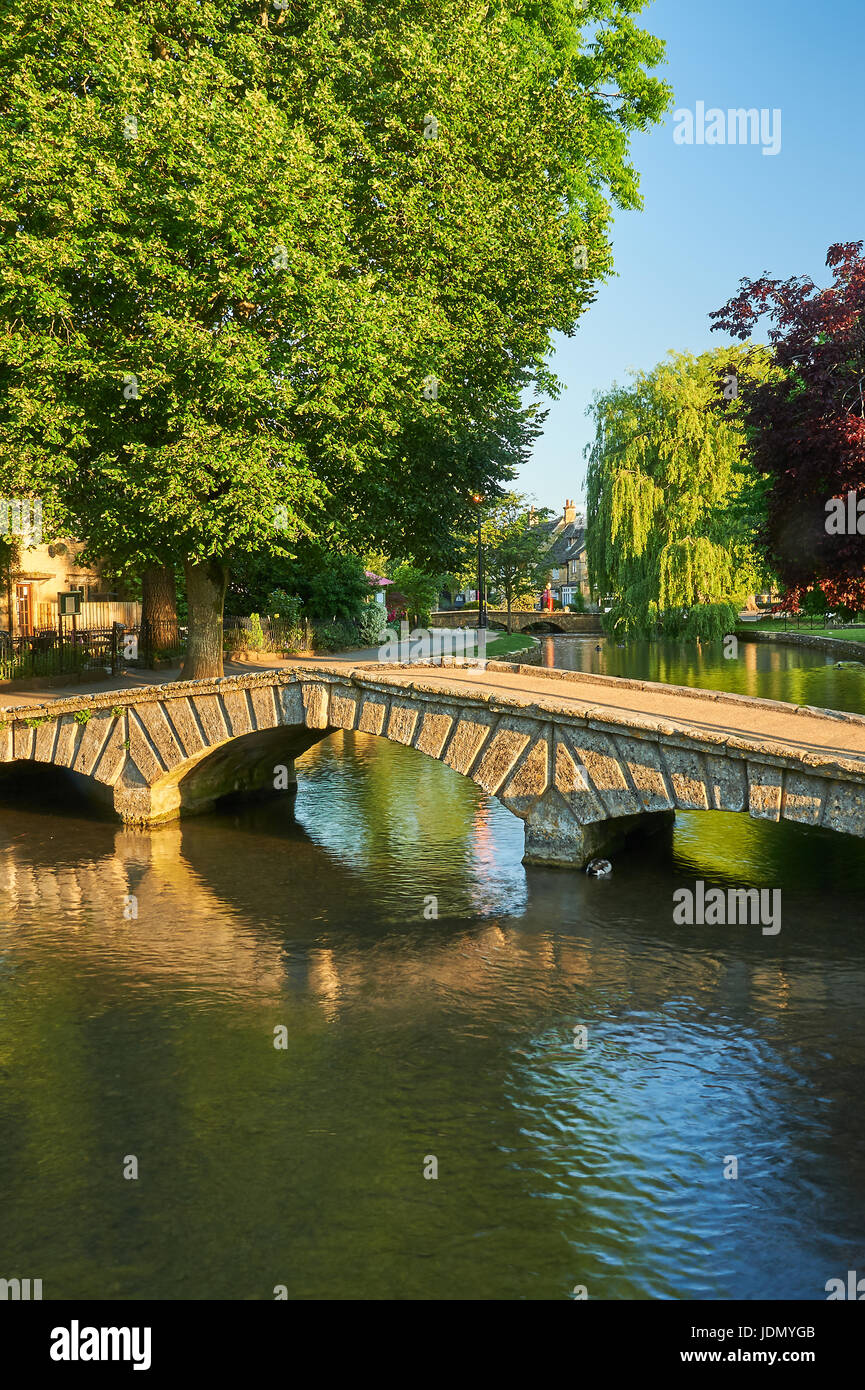 Un matin d'été et les petites passerelles en pierre sur la rivière Windrush dans le pittoresque village de Cotswold Bourton On The Water, Gloucestershire Banque D'Images