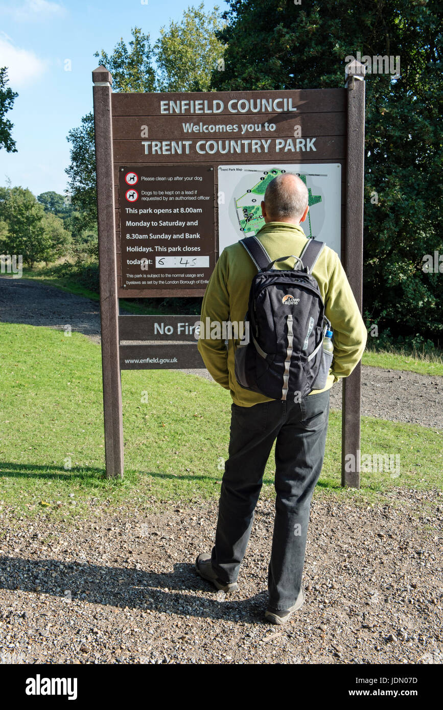 Man looking at information board, Trent Country Park, London Borough of Enfield, Angleterre Royaume-uni Grande-Bretagne Banque D'Images