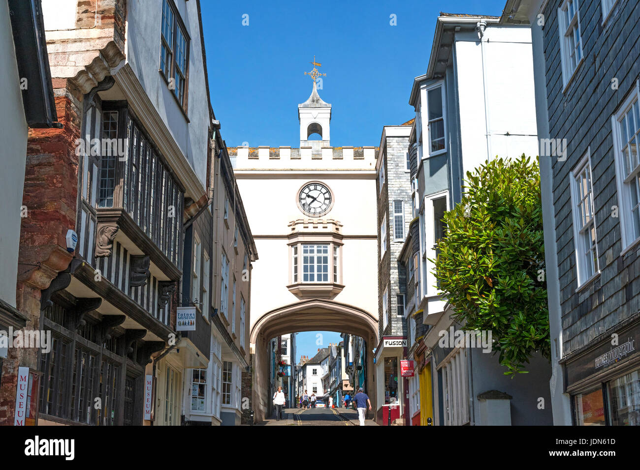 Eastgate historique dans hight street, TOTNES, South Hams, Devon, Angleterre, Grande-Bretagne, Royaume-Uni. Banque D'Images