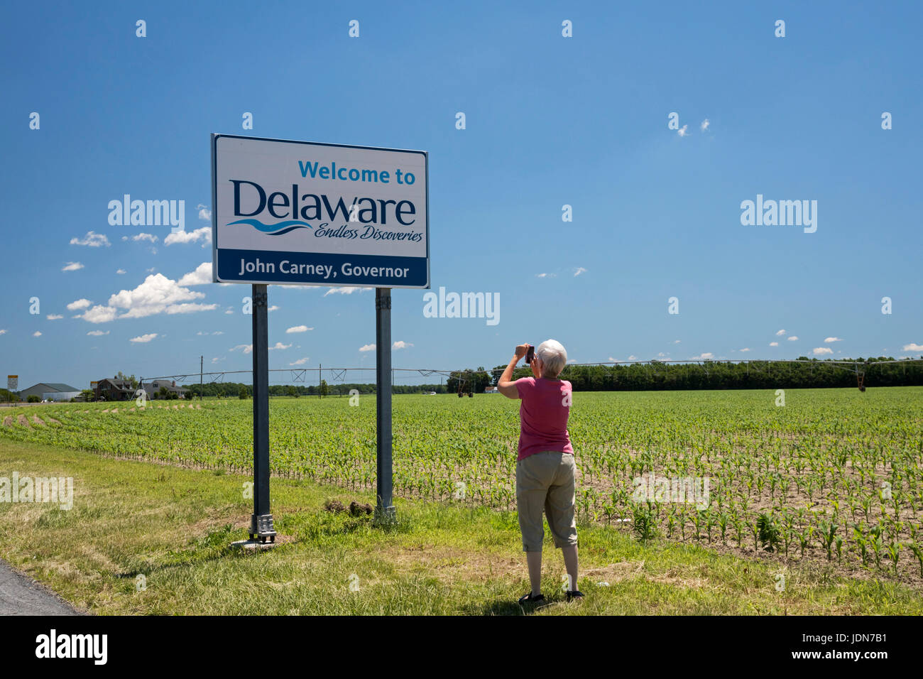 Atlanta, Georgia - un touriste prend une photo d'un Bienvenue à New York à côté d'un champ de maïs dans le sud-ouest de l'état. Banque D'Images